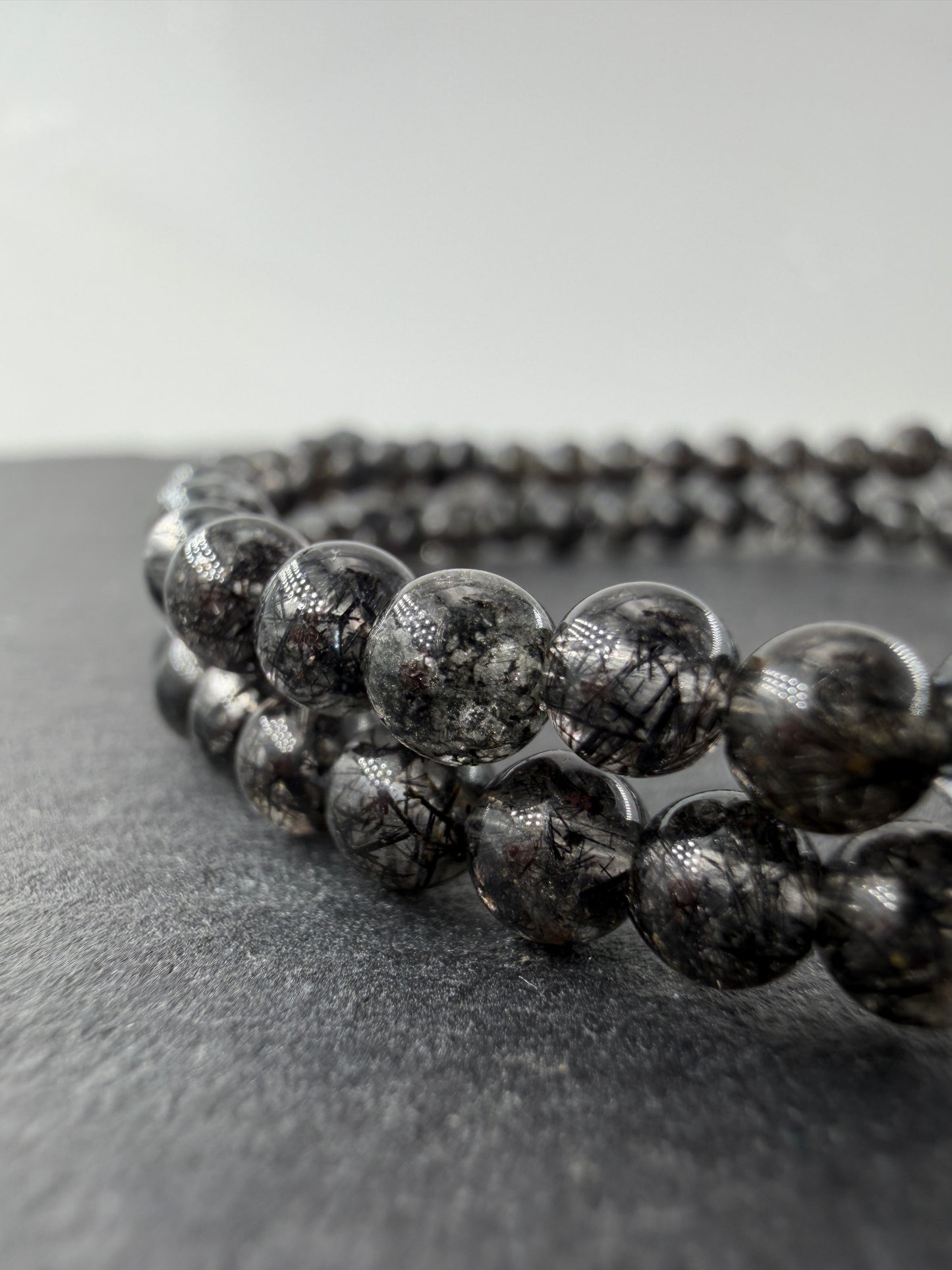 Kugelarmband aus Schwarzem Turmalin in Quarz (Schörl) SR9 – mineralogisches Unikat, 4 mm, Umfang 18 cm