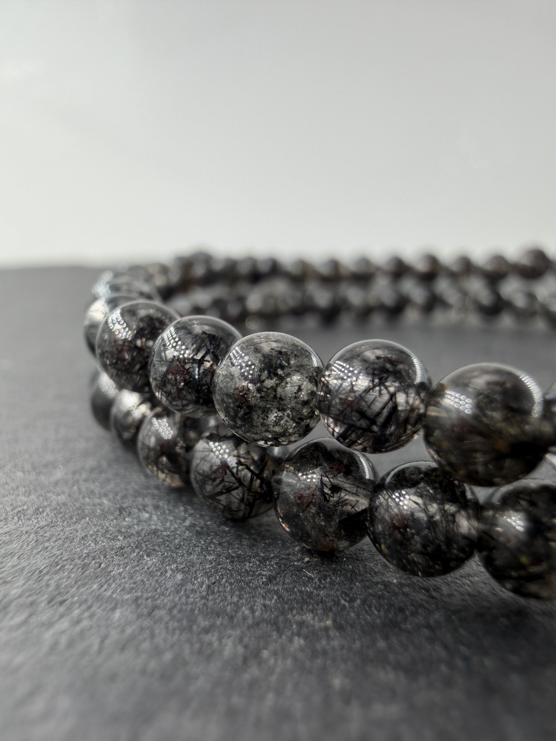 Kugelarmband aus Schwarzem Turmalin in Quarz (Schörl) SR9 – mineralogisches Unikat, 4 mm, Umfang 18 cm