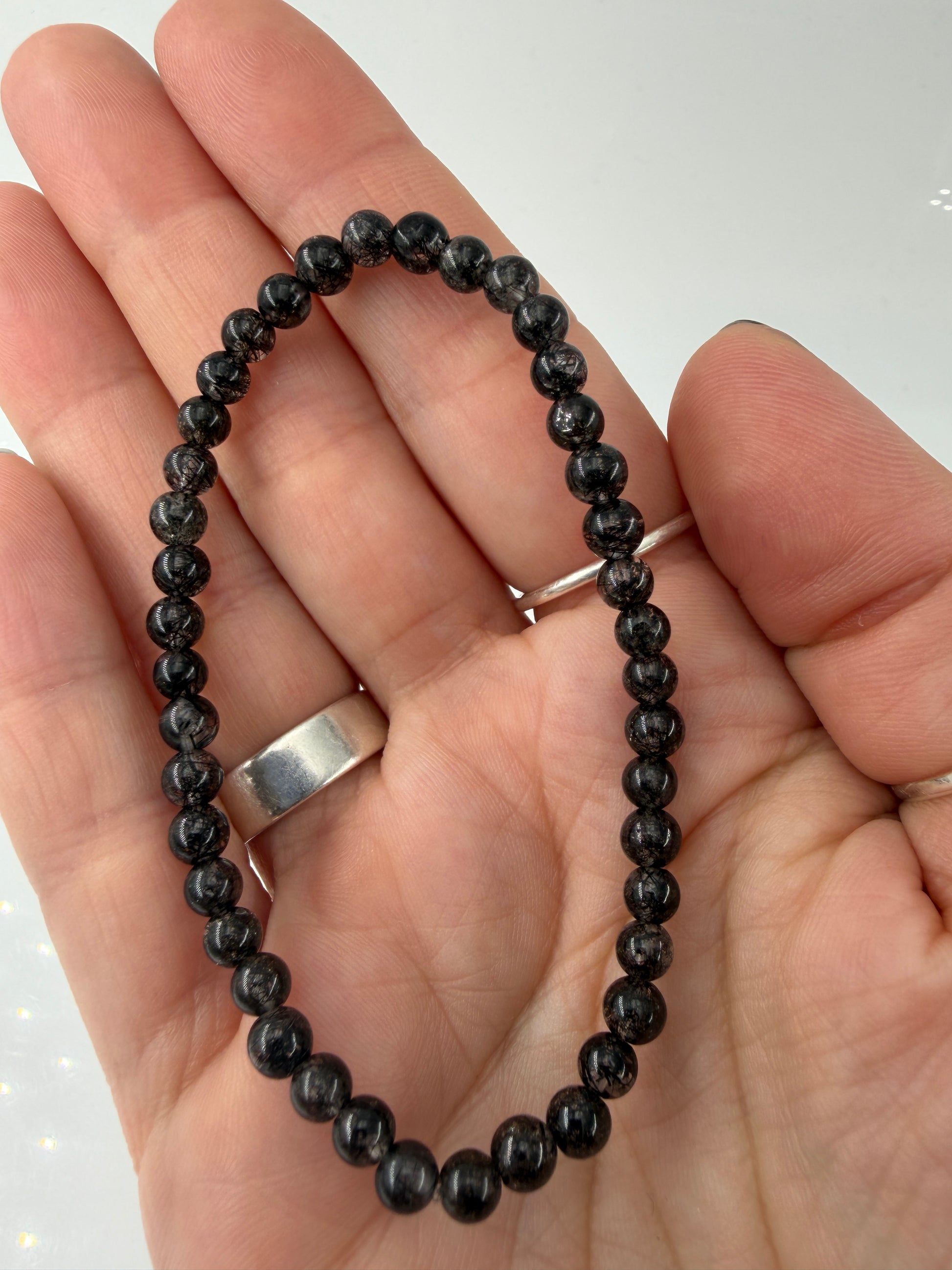 Kugelarmband aus Schwarzem Turmalin in Quarz (Schörl) SR9 – mineralogisches Unikat, 4 mm, Umfang 18 cm