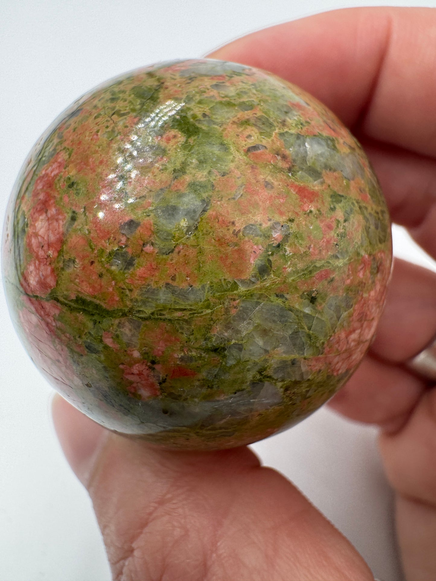 Polierte Kugel aus Unakit mit 4 cm Durchmesser – natürliches Muster aus rosa Feldspat und grünem Epidot auf glatter Oberfläche.