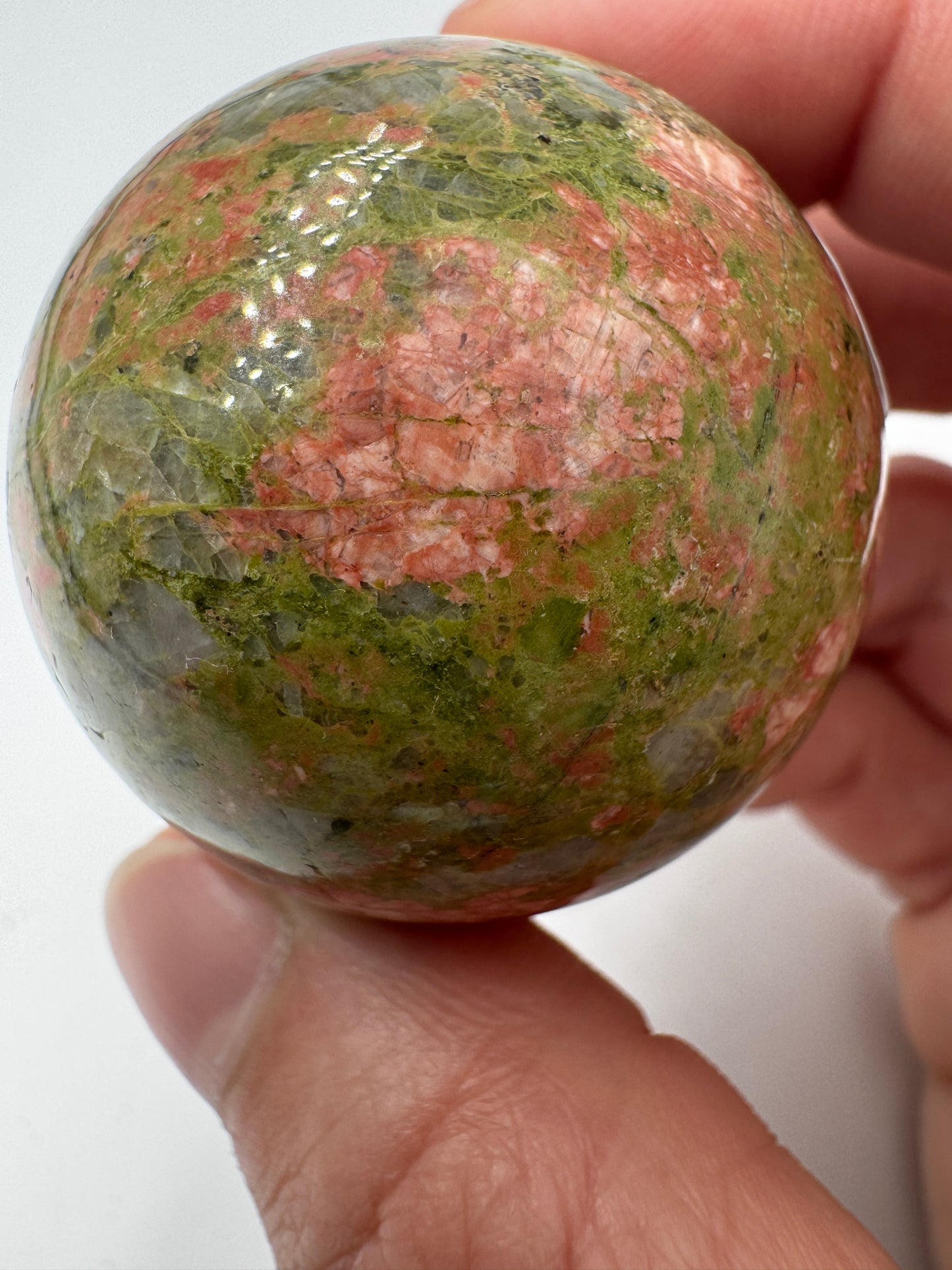 Polierte Kugel aus Unakit mit 4 cm Durchmesser – natürliches Muster aus rosa Feldspat und grünem Epidot auf glatter Oberfläche.