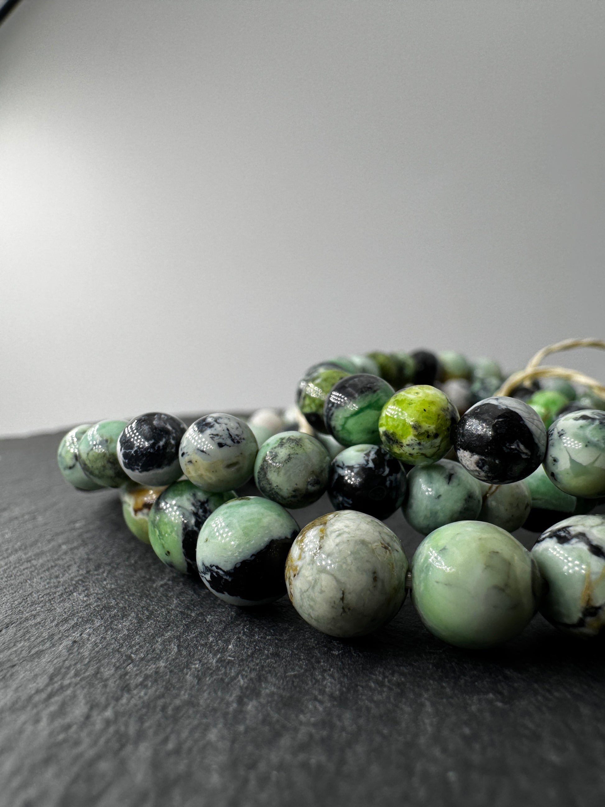 Armband aus echten Variscit-Perlen, apfelgrünes Phosphatmineral, Umfang 19 cm – Naturschmuck für Sammler.