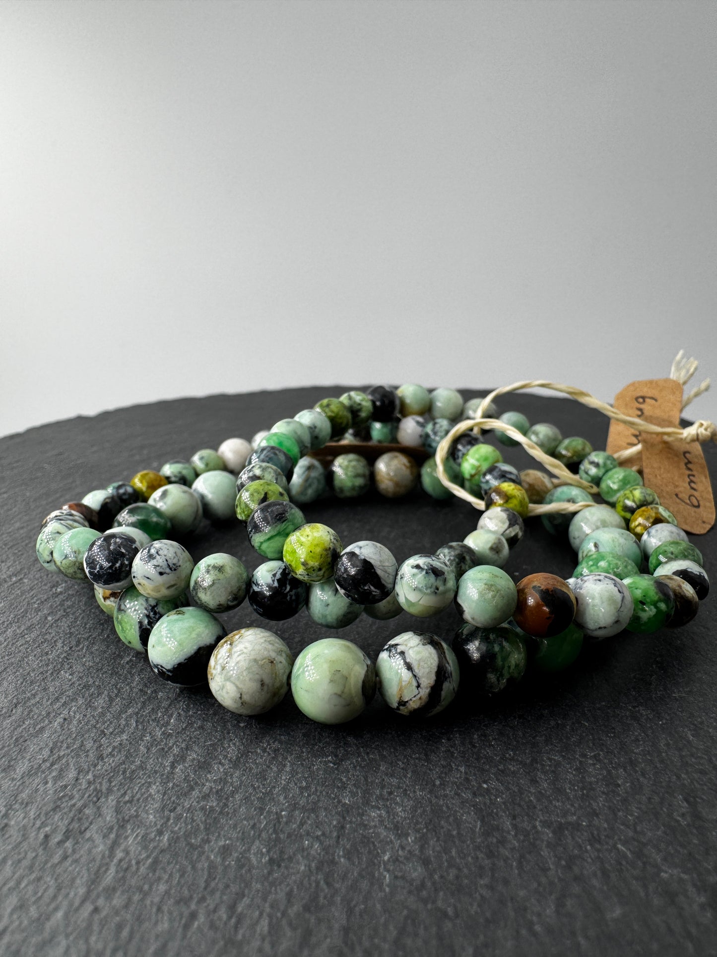 Armband aus echten Variscit-Perlen, apfelgrünes Phosphatmineral, Umfang 19 cm – Naturschmuck für Sammler.