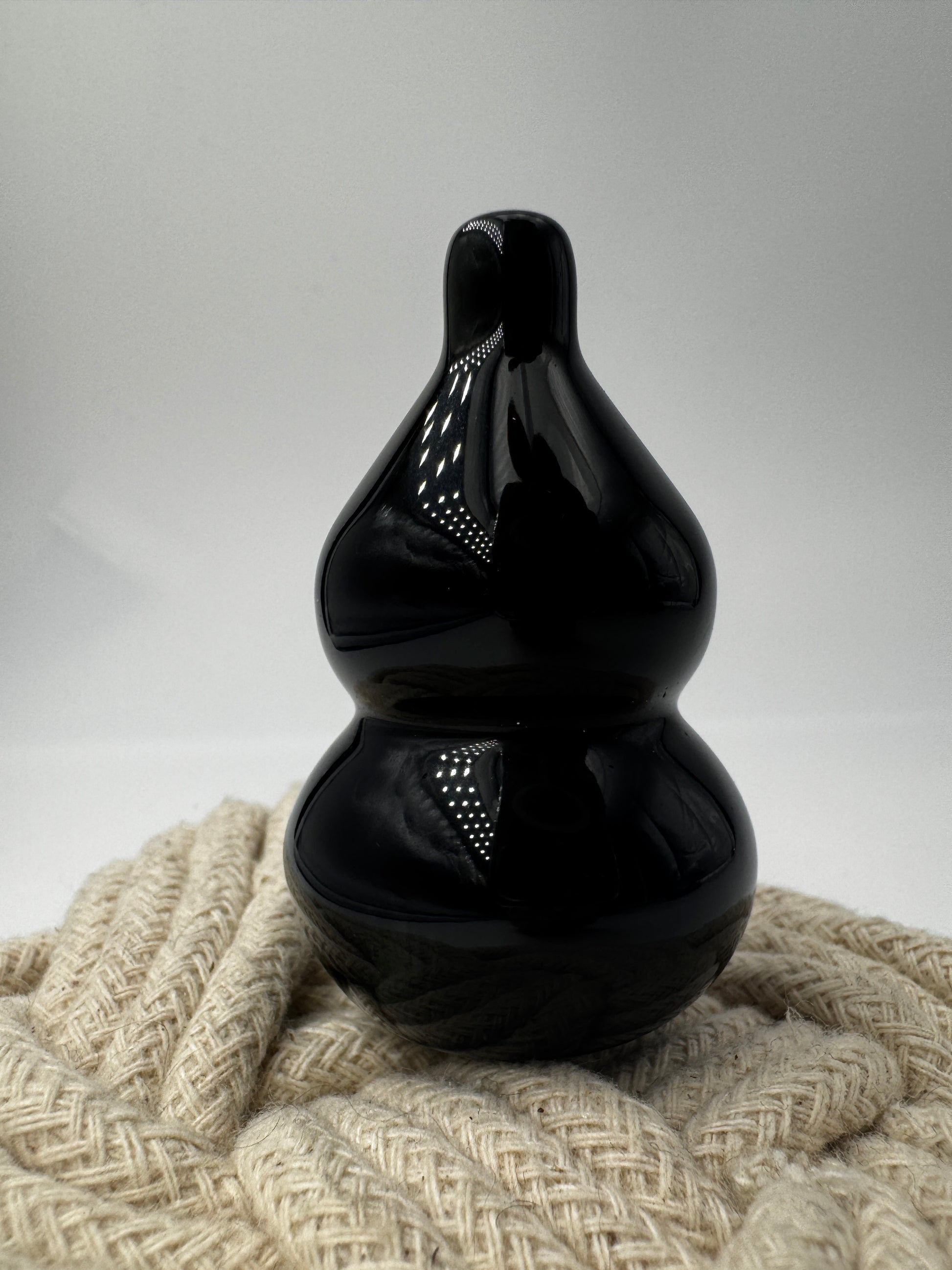 Freiform aus Velvet Obsidian in Calabash-Form, Höhe 5,9 cm – tiefschwarzes vulkanisches Glas mit samtartigem Schimmer, geschwungene Flaschensilhouette.