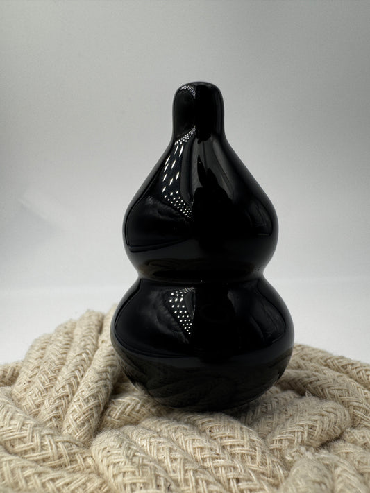 Freiform aus Velvet Obsidian in Calabash-Form, Höhe 5,9 cm – tiefschwarzes vulkanisches Glas mit samtartigem Schimmer, geschwungene Flaschensilhouette.