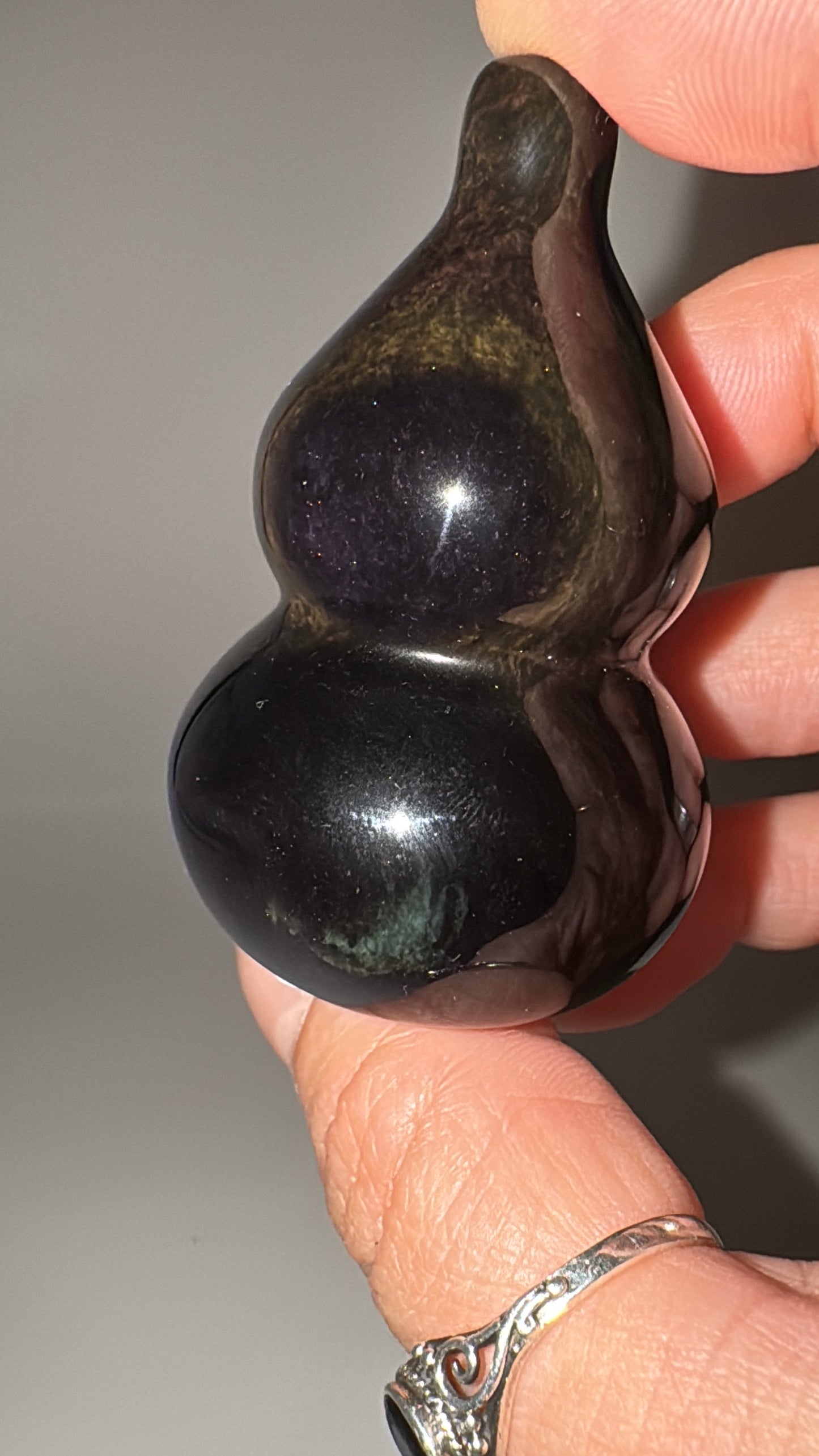 Freiform aus Velvet Obsidian in Calabash-Form, Höhe 5,9 cm – tiefschwarzes vulkanisches Glas mit samtartigem Schimmer, geschwungene Flaschensilhouette.