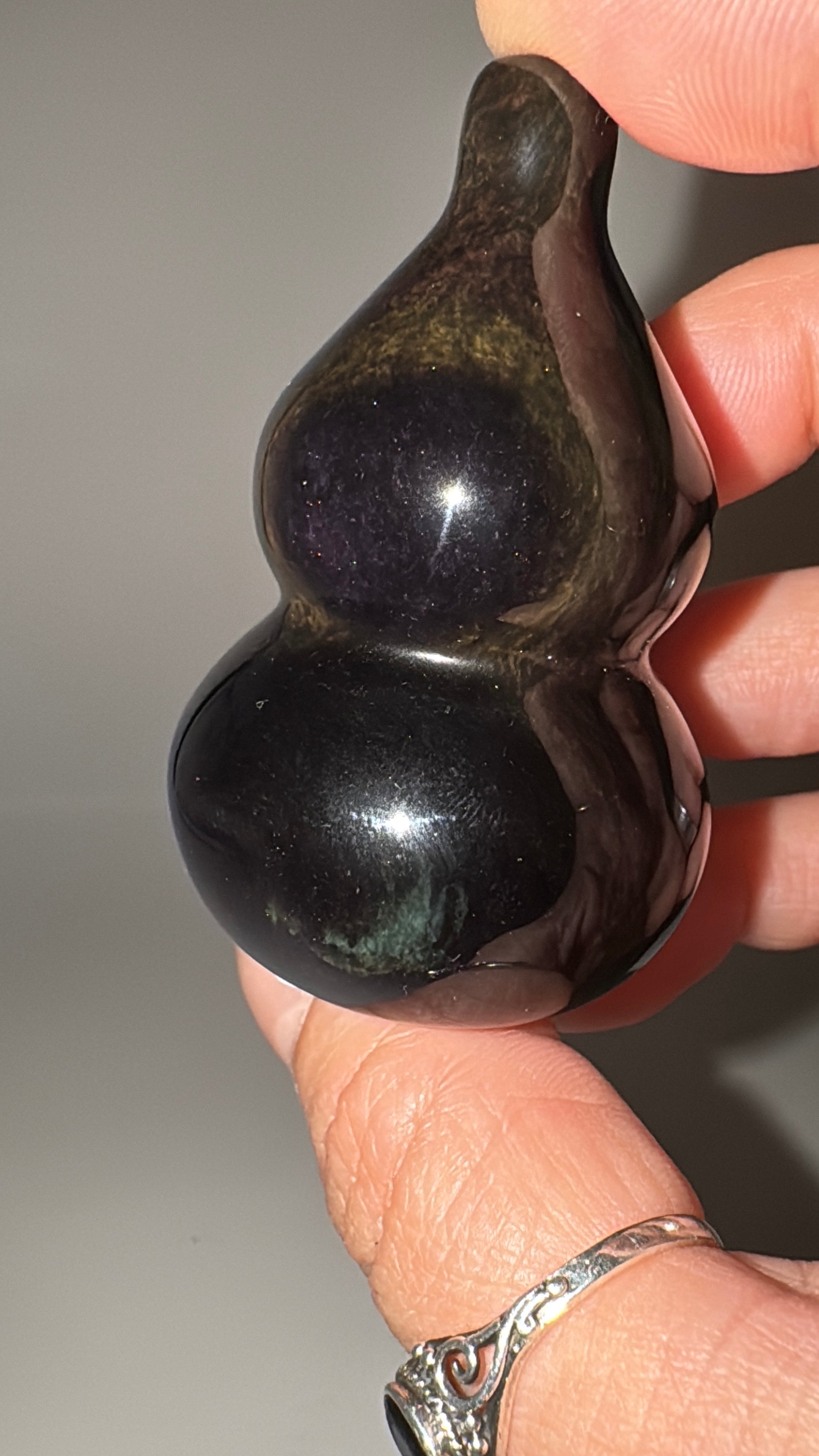 Freiform aus Velvet Obsidian in Calabash-Form, Höhe 5,9 cm – tiefschwarzes vulkanisches Glas mit samtartigem Schimmer, geschwungene Flaschensilhouette.