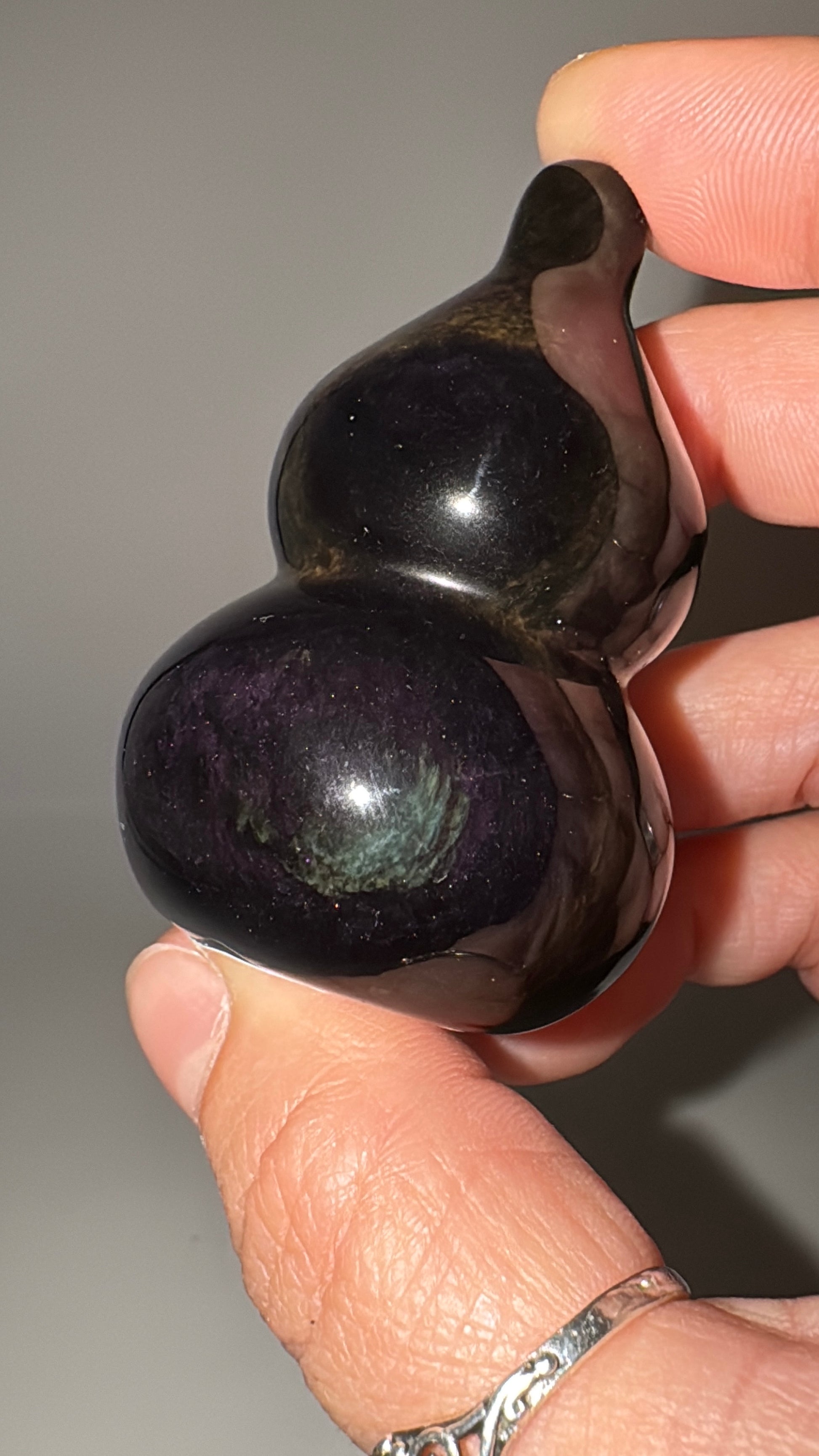 Freiform aus Velvet Obsidian in Calabash-Form, Höhe 5,9 cm – tiefschwarzes vulkanisches Glas mit samtartigem Schimmer, geschwungene Flaschensilhouette.