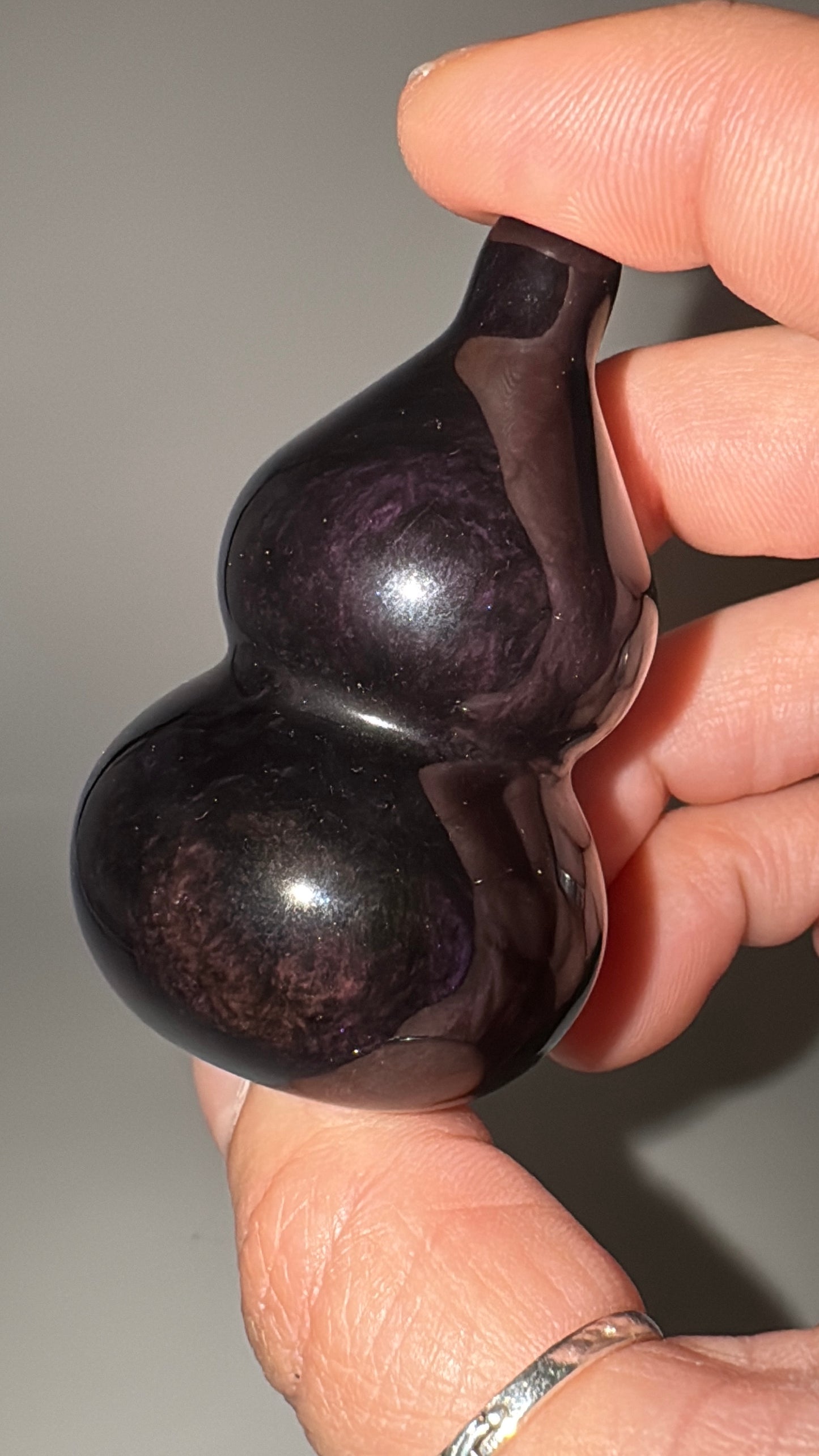 Freiform aus Velvet Obsidian in Calabash-Form, Höhe 5,9 cm – tiefschwarzes vulkanisches Glas mit samtartigem Schimmer, geschwungene Flaschensilhouette.