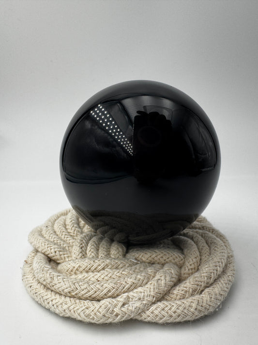 Große Kugel aus Velvet Obsidian, Ø 6,8 cm – tiefschwarzes vulkanisches Glas mit samtartigem Schimmer und subtilen Reflexen.