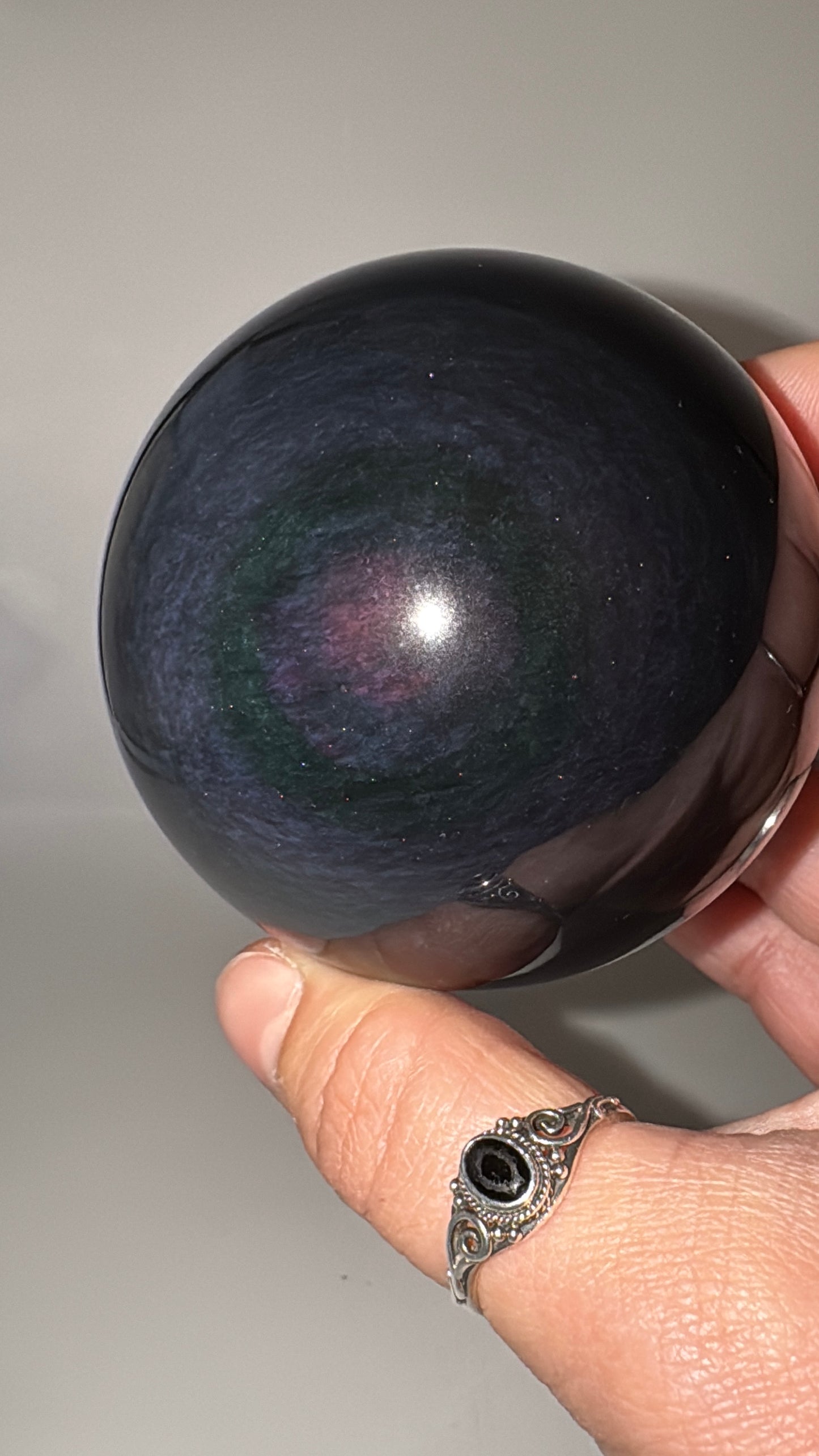 Große Kugel aus Velvet Obsidian, Ø 6,8 cm – tiefschwarzes vulkanisches Glas mit samtartigem Schimmer und subtilen Reflexen.