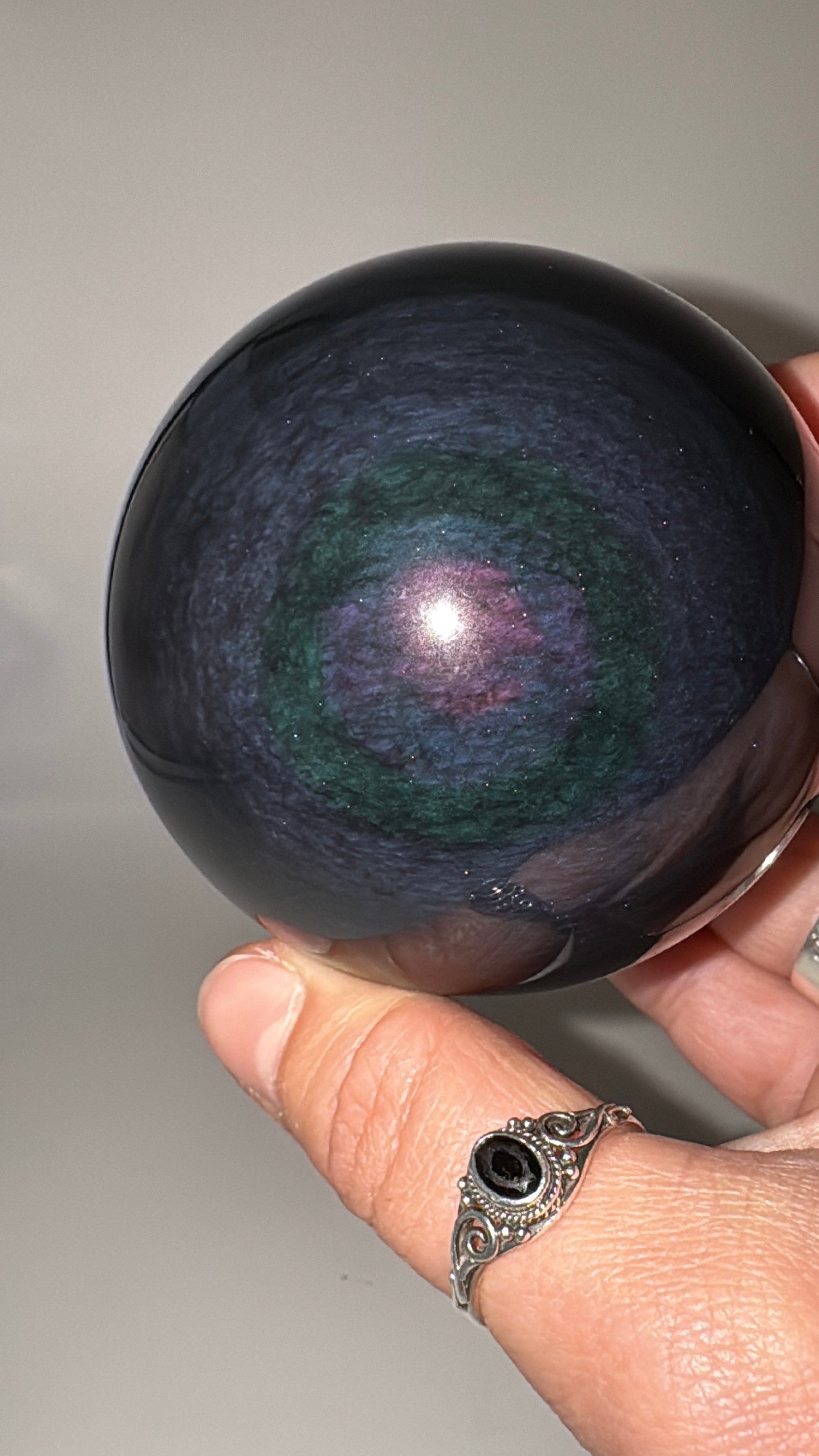 Große Kugel aus Velvet Obsidian, Ø 6,8 cm – tiefschwarzes vulkanisches Glas mit samtartigem Schimmer und subtilen Reflexen.