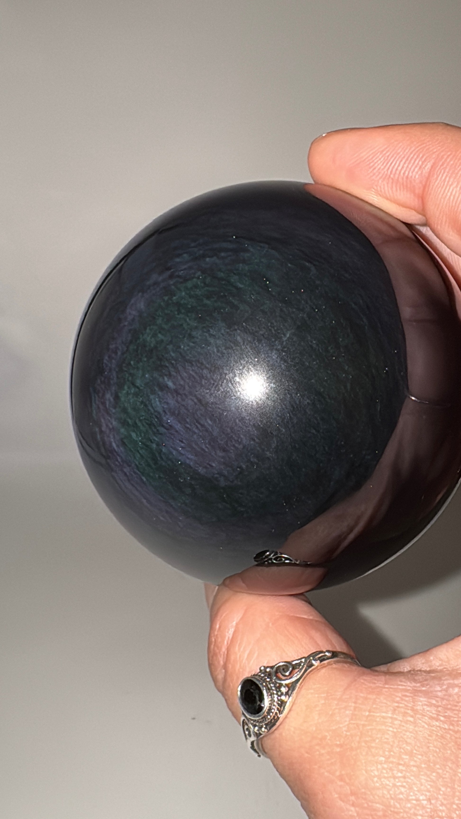Große Kugel aus Velvet Obsidian, Ø 6,8 cm – tiefschwarzes vulkanisches Glas mit samtartigem Schimmer und subtilen Reflexen.