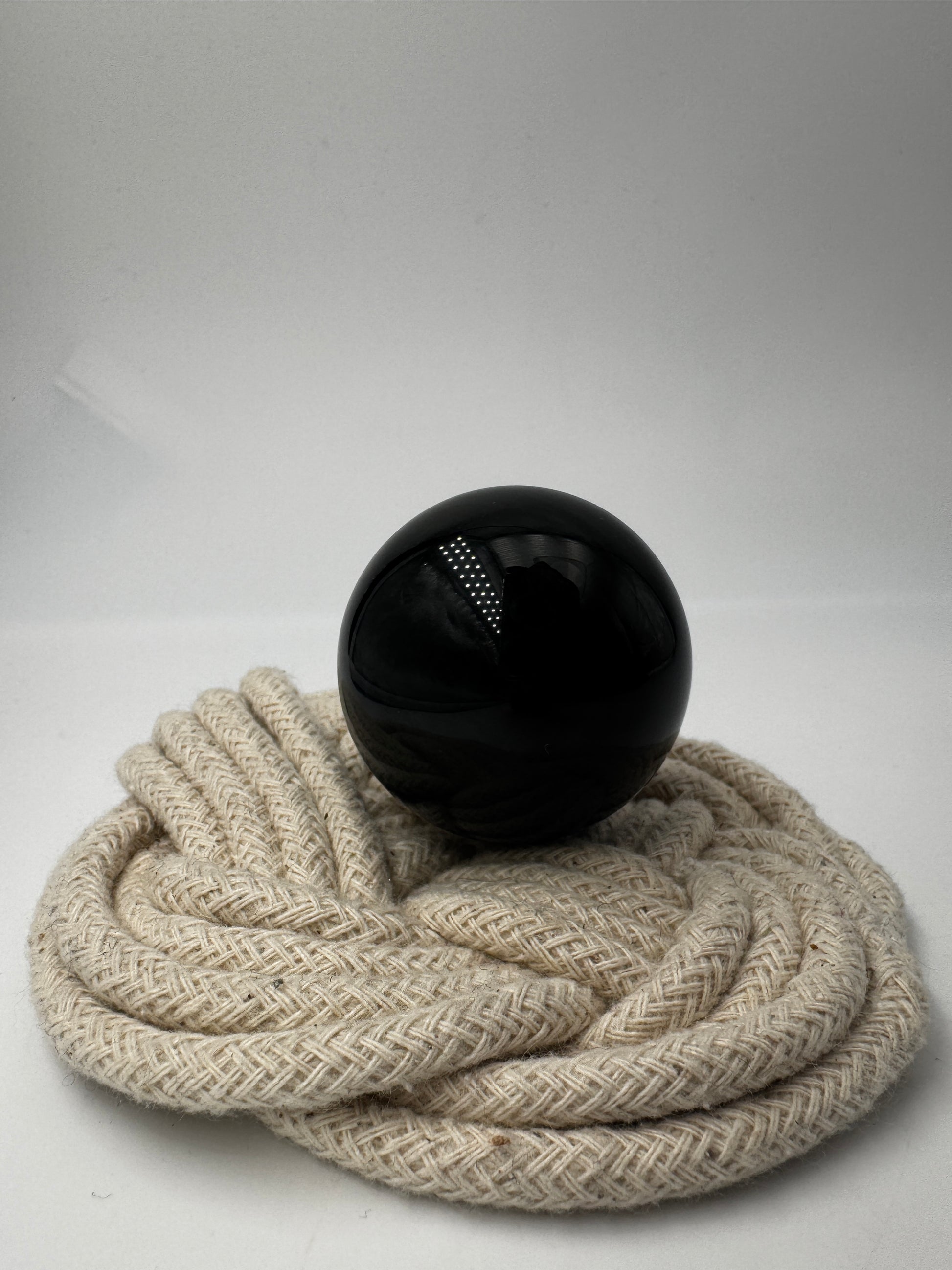 Polierte Kugel aus Velvet Obsidian, Ø 4,3 cm – tiefschwarzes vulkanisches Glas mit samtartigem Schimmer und subtilen Reflexen.