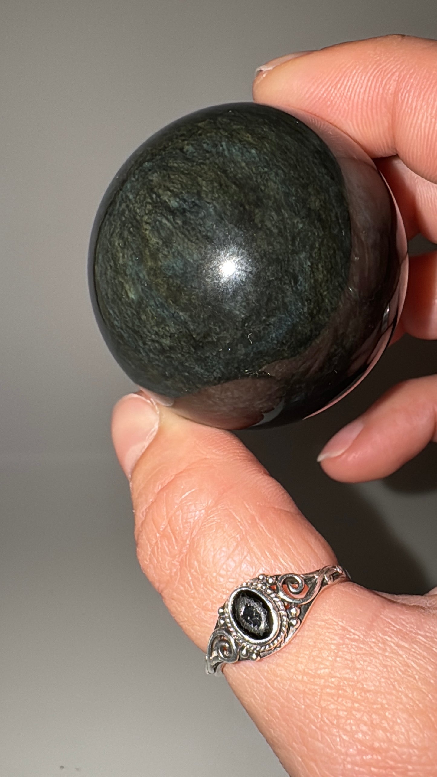 Polierte Kugel aus Velvet Obsidian, Ø 4,3 cm – tiefschwarzes vulkanisches Glas mit samtartigem Schimmer und subtilen Reflexen.