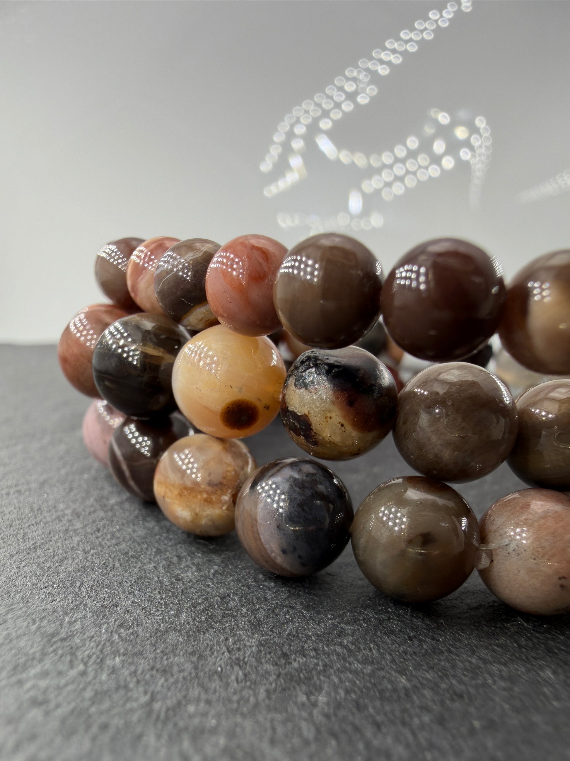 Elastisches Kugelarmband aus versteinertem Holz (Xylolith) mit natürlicher Holzmaserung als Pseudomorphose.