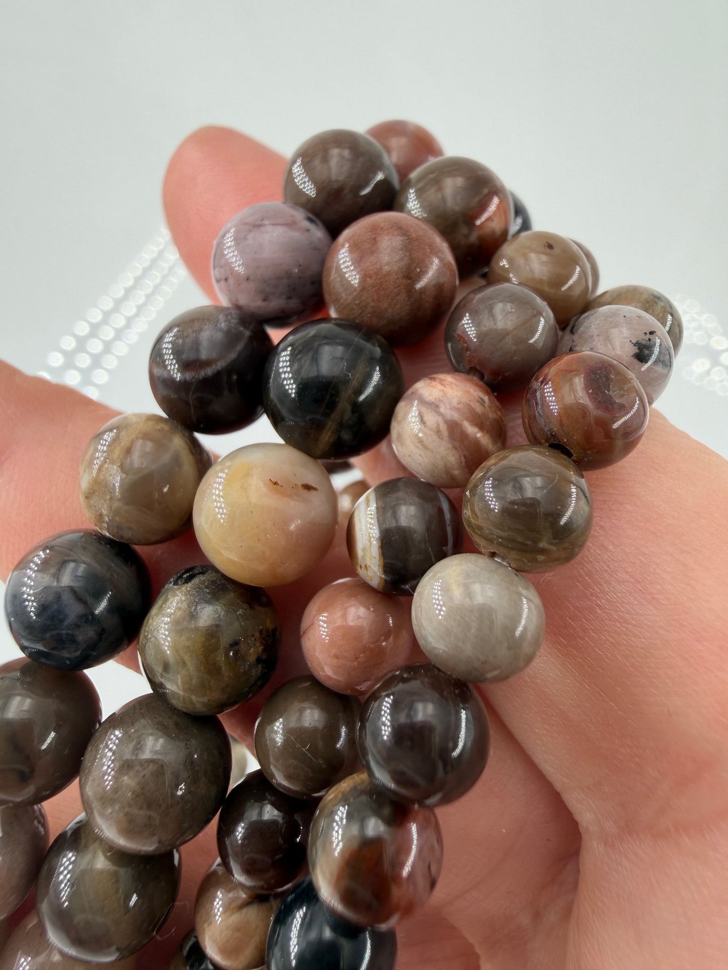 Elastisches Kugelarmband aus versteinertem Holz (Xylolith) mit natürlicher Holzmaserung als Pseudomorphose.