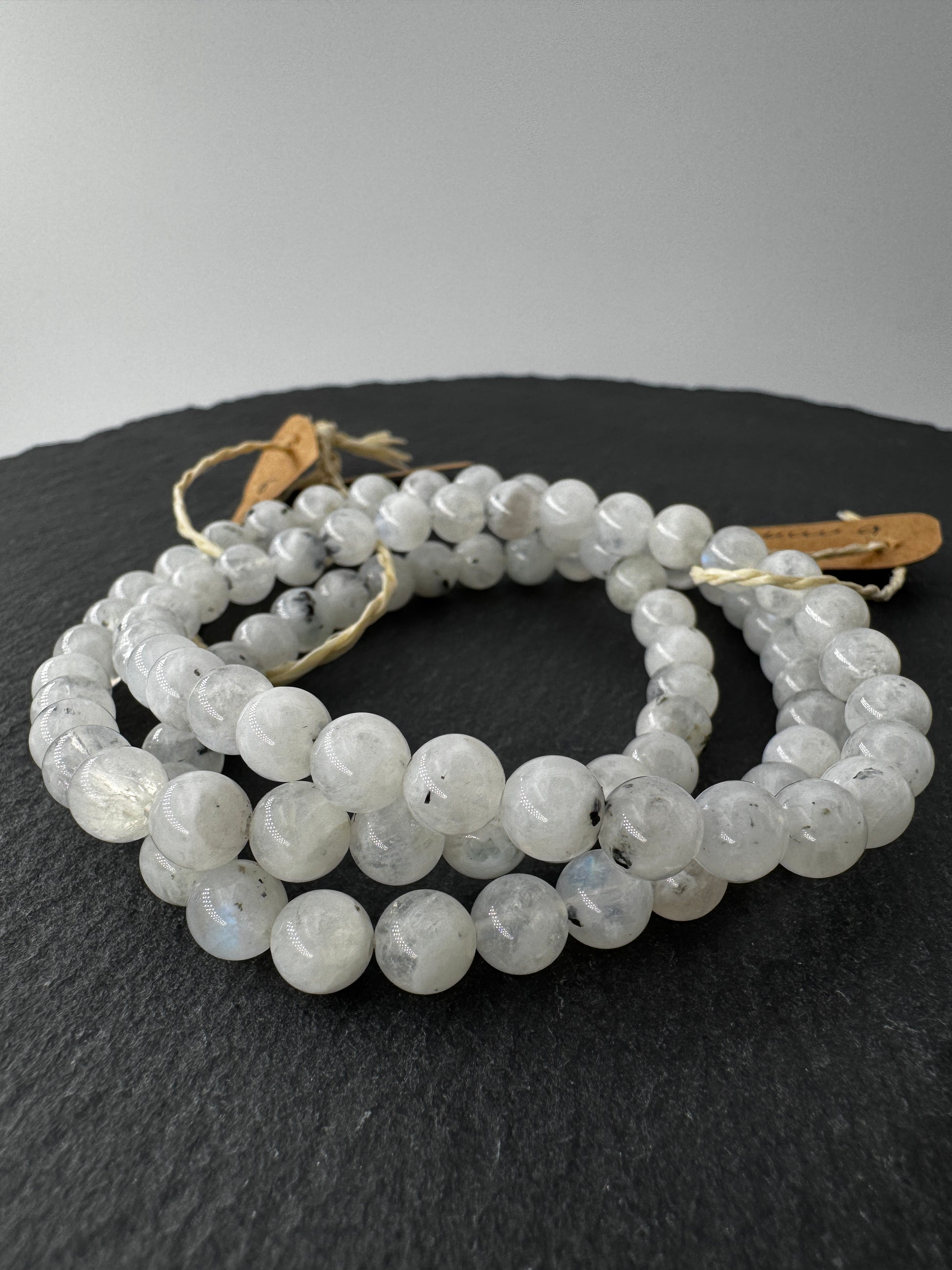 Weißer Labradorit Kugelarmband, 6 mm Kugeln, ca. 18 cm, helle Feldspatvarietät mit zartem Adulareszenz-Schimmer