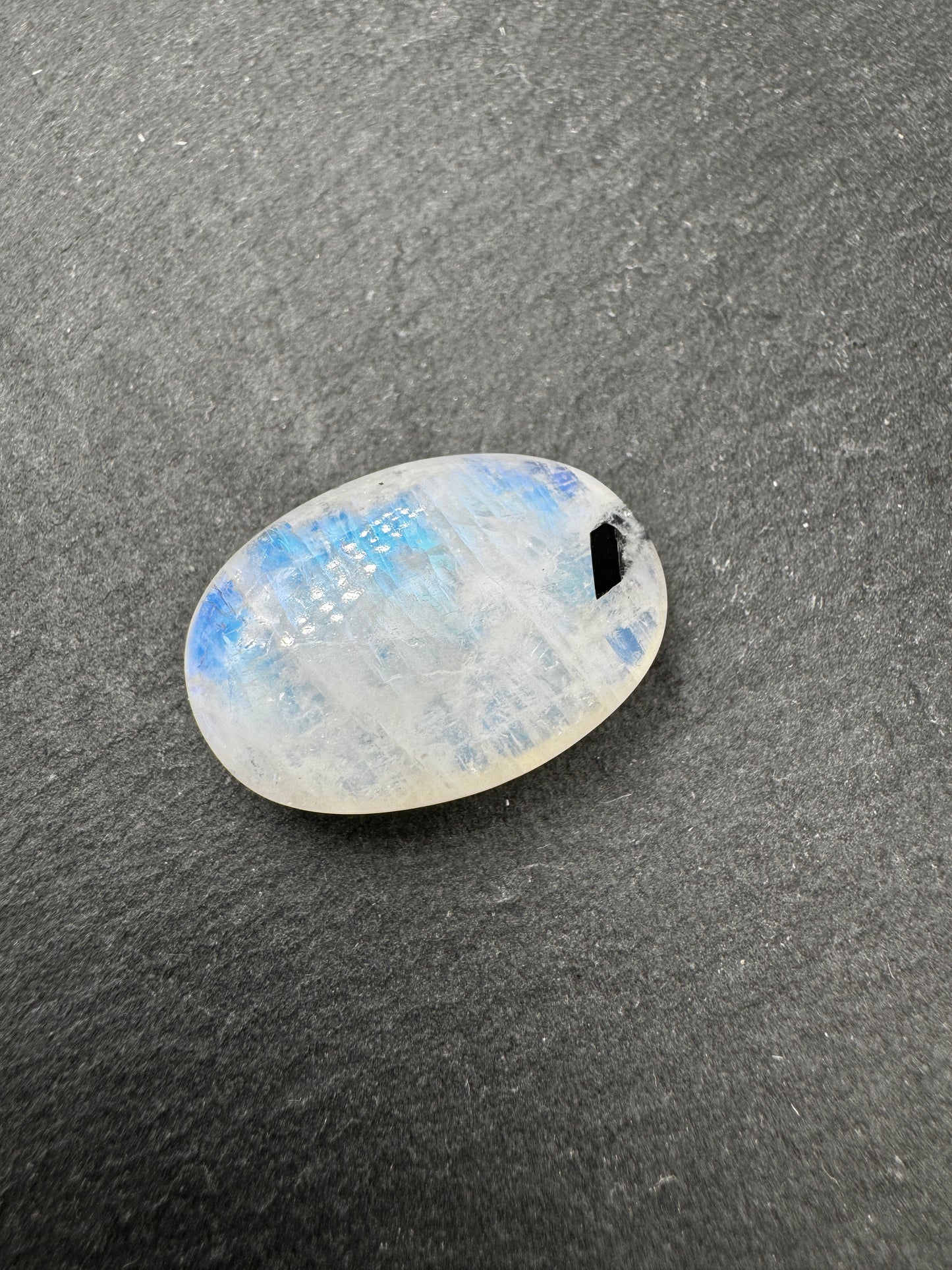 Scheibenstein aus weißem Labradorit LS19, 2,7 × 1,7 cm – kompakte Feldspat-Varietät mit Adulareszenz-Effekt, Highquality.