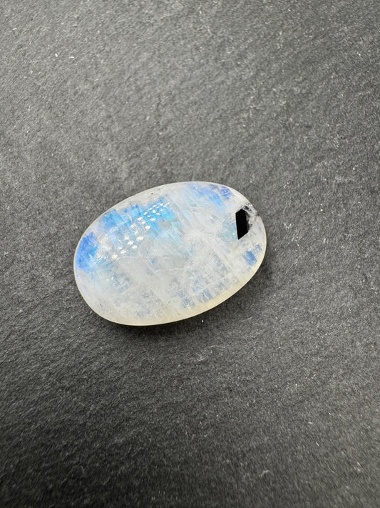 Scheibenstein aus weißem Labradorit LS19, 2,7 × 1,7 cm – kompakte Feldspat-Varietät mit Adulareszenz-Effekt, Highquality.