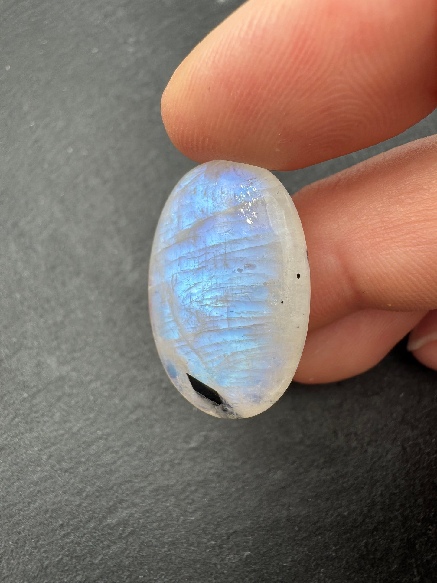 Scheibenstein aus weißem Labradorit LS19, 2,7 × 1,7 cm – kompakte Feldspat-Varietät mit Adulareszenz-Effekt, Highquality.
