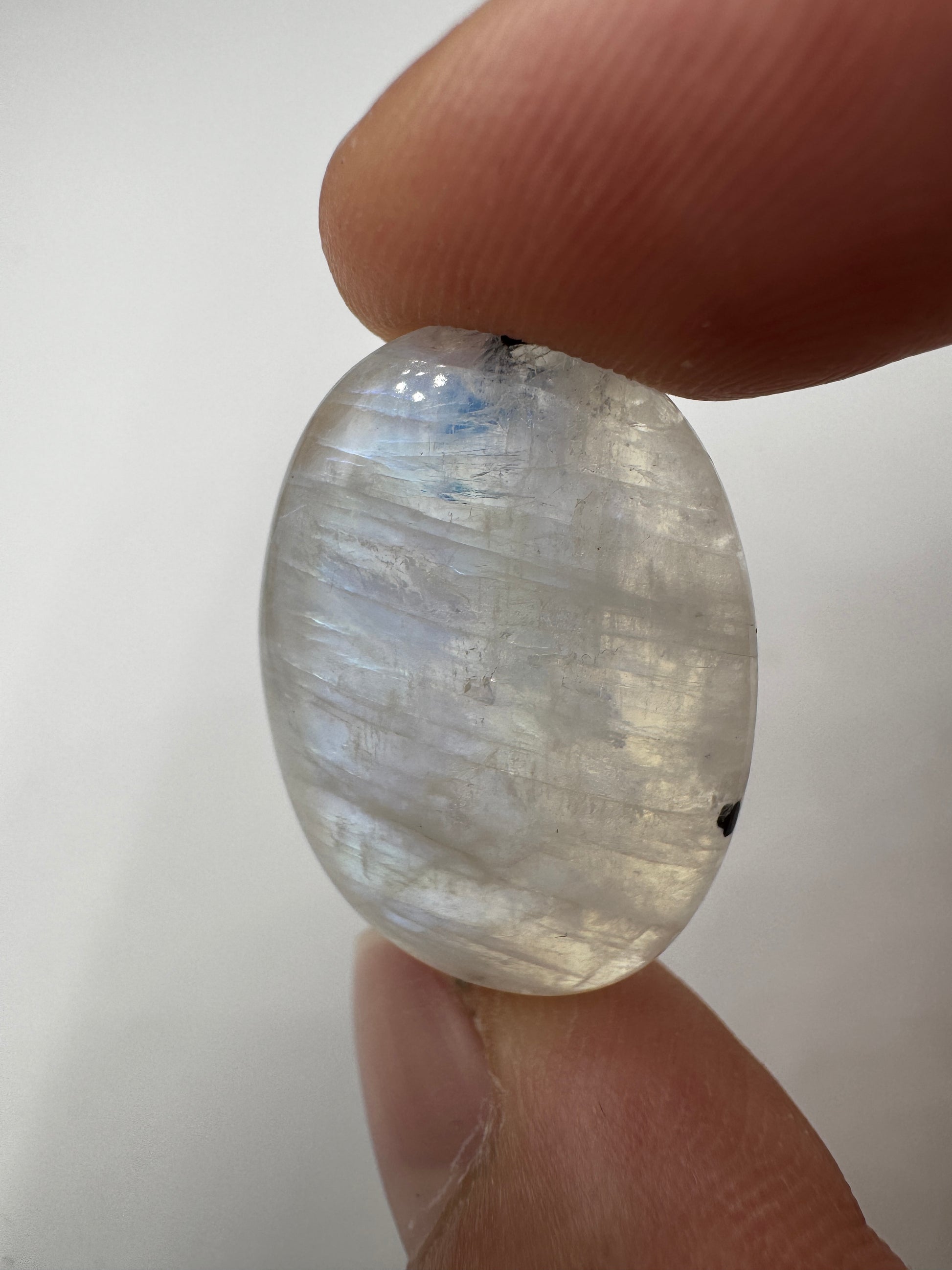 Scheibenstein aus weißem Labradorit LS19, 2,7 × 1,7 cm – kompakte Feldspat-Varietät mit Adulareszenz-Effekt, Highquality.