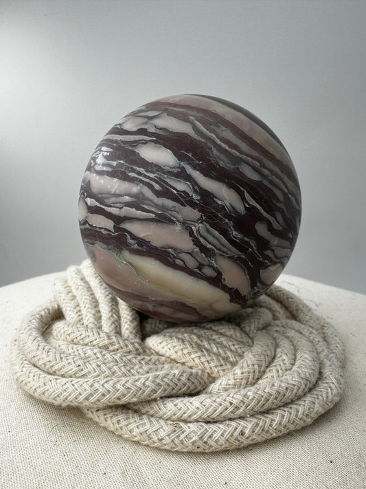Handpolierte Zebrajaspis-Kugel ZK50 mit klarem Streifenmuster aus hellen und dunklen Sedimentlagen.