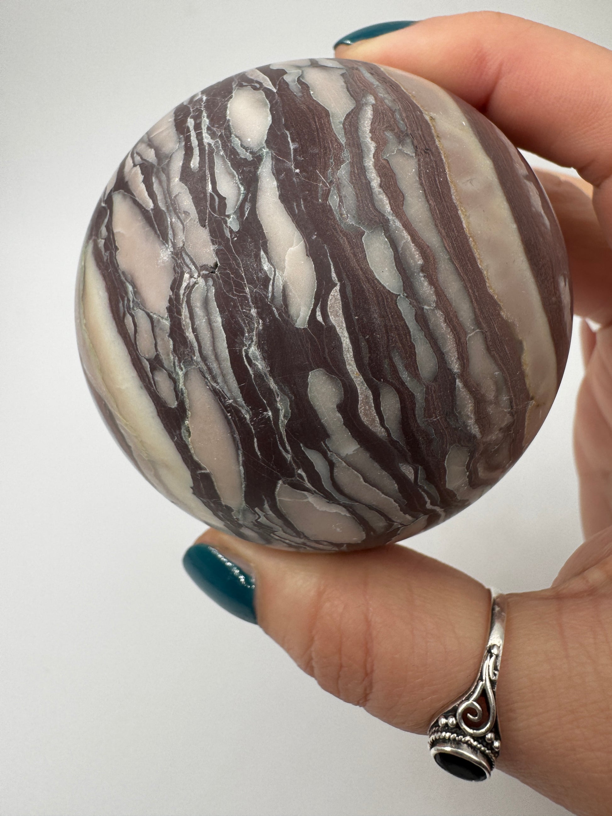 Handpolierte Zebrajaspis-Kugel ZK50 mit klarem Streifenmuster aus hellen und dunklen Sedimentlagen.