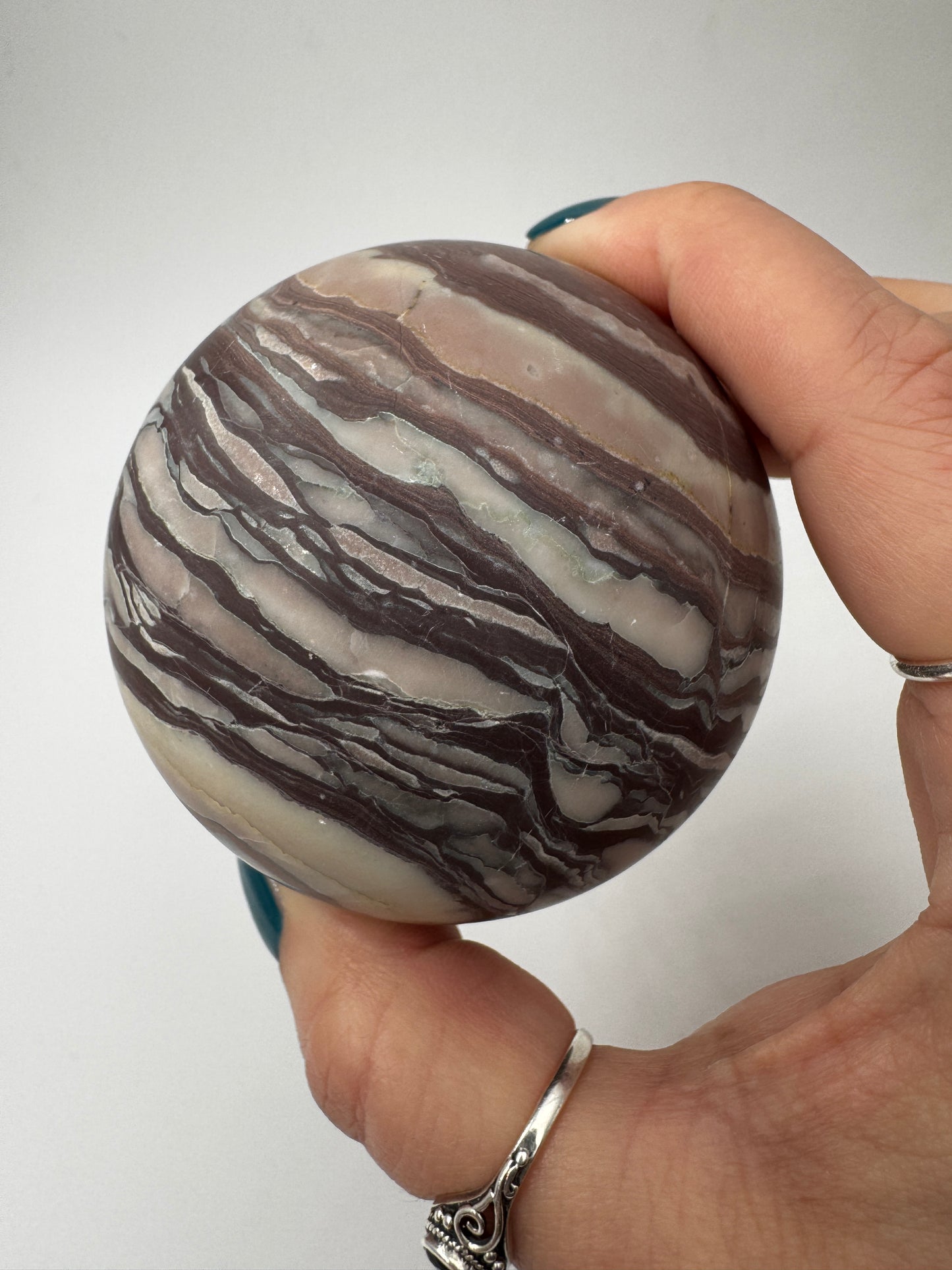 Handpolierte Zebrajaspis-Kugel ZK50 mit klarem Streifenmuster aus hellen und dunklen Sedimentlagen.