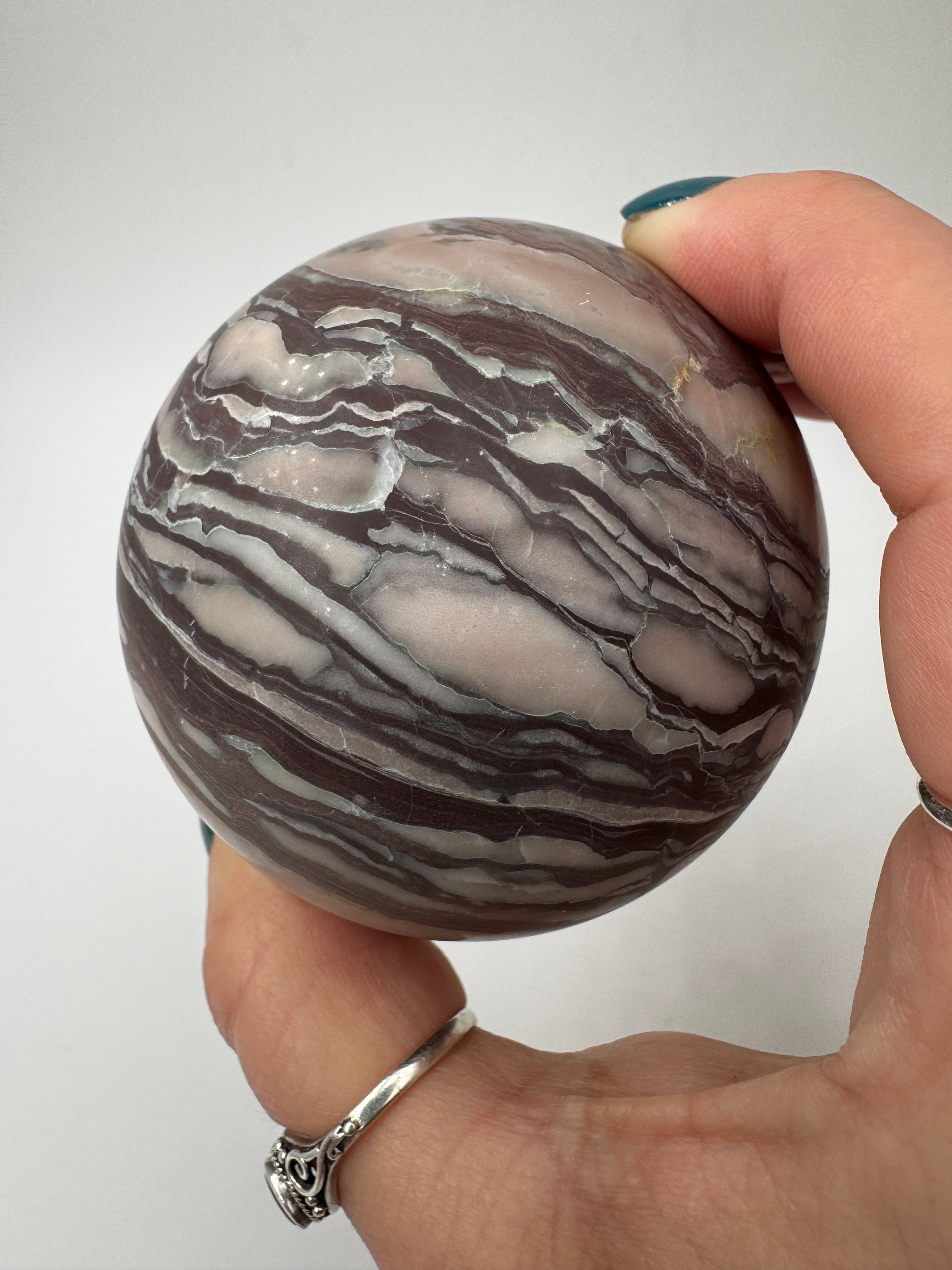 Handpolierte Zebrajaspis-Kugel ZK50 mit klarem Streifenmuster aus hellen und dunklen Sedimentlagen.