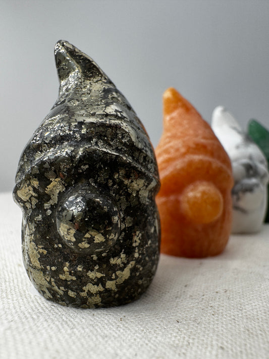 Zwerg-Carving aus Pyrit mit metallischem Glanz.