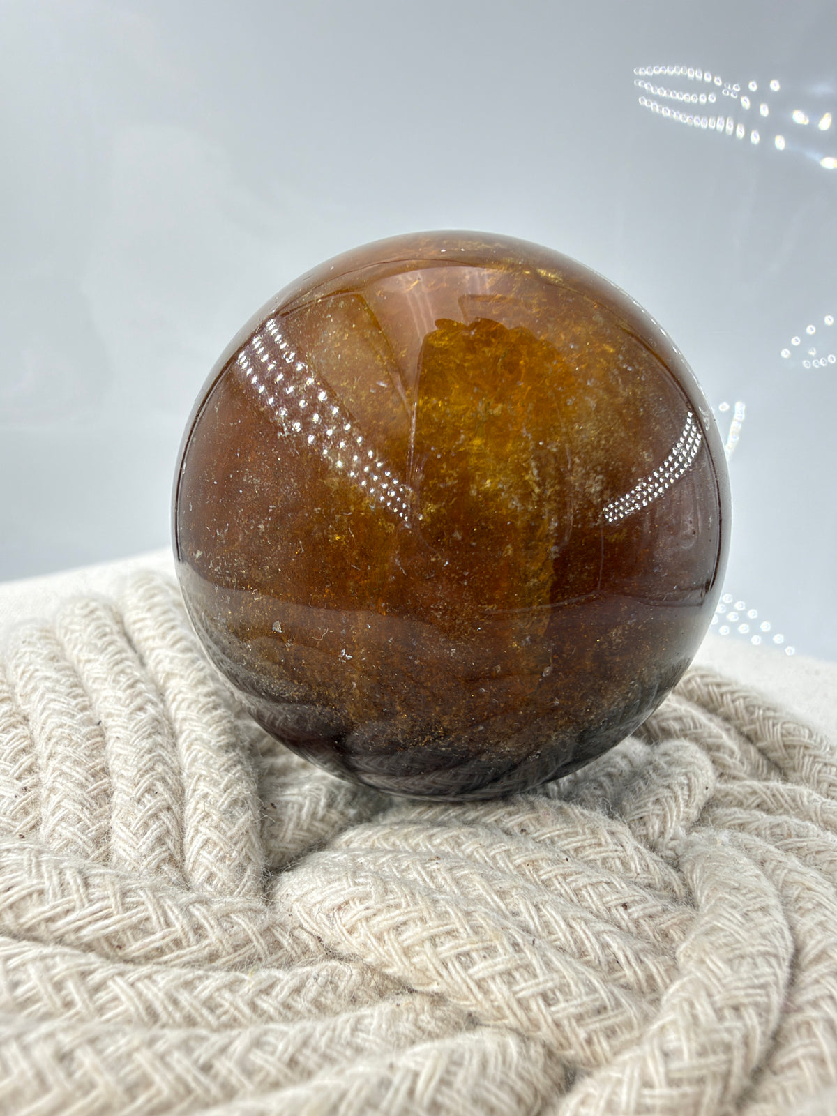 Gelbe Fluoritkugel FP37 mit natürlichen Mustern und goldfarbenen Pyritakzenten, Durchmesser 4,9 cm
