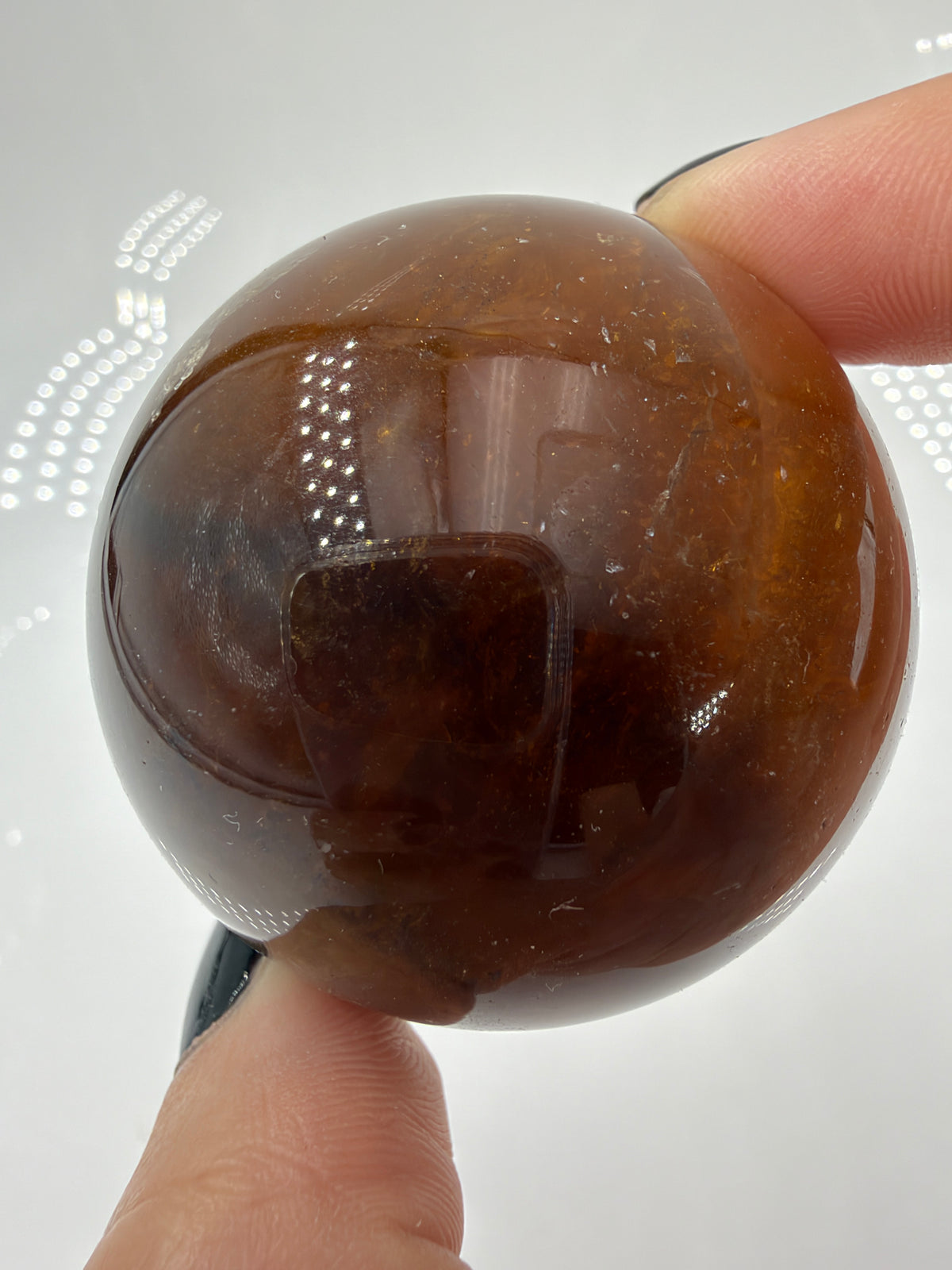 Gelbe Fluoritkugel FP37 mit natürlichen Mustern und goldfarbenen Pyritakzenten, Durchmesser 4,9 cm