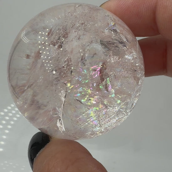 Pink Quarz Kugel PQ153 aus Madagaskar – polierte Kugel mit zartem rosa-pinkem Farbton durch Hämatit-Einschlüsse, Ø 4,4 cm