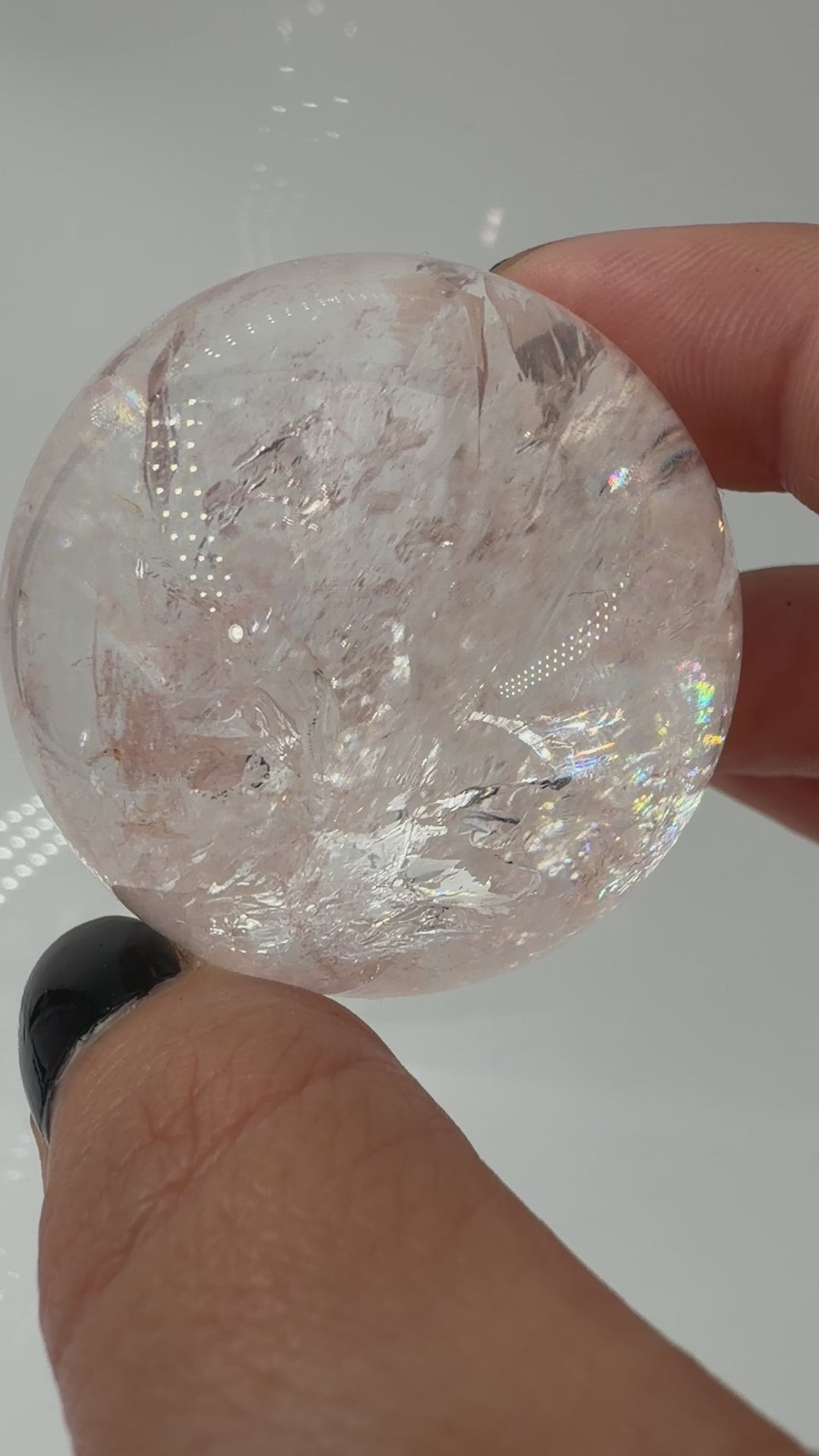 Pink Quarz Kugel PQ144 aus Madagaskar – polierte Kugel mit zartem rosa-pinkem Farbton durch Hämatit-Einschlüsse, Ø 4,3 cm