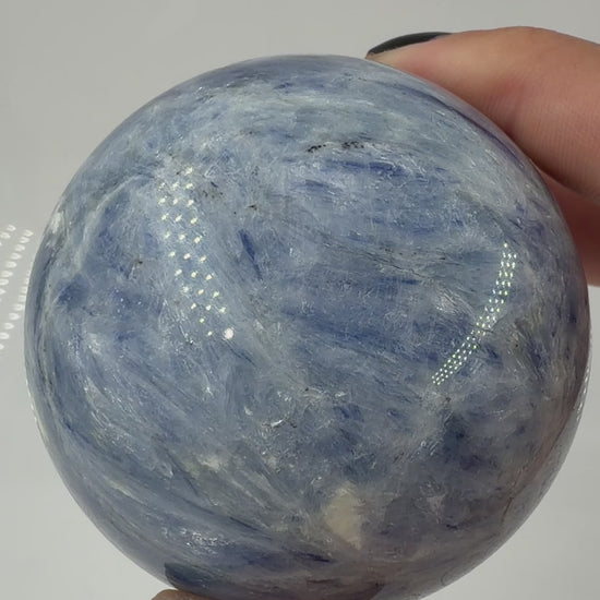handpolierte Mineralien-Kugel in Blau mit charakteristischer Lamellenstruktur, Durchmesser 6,4 cm
