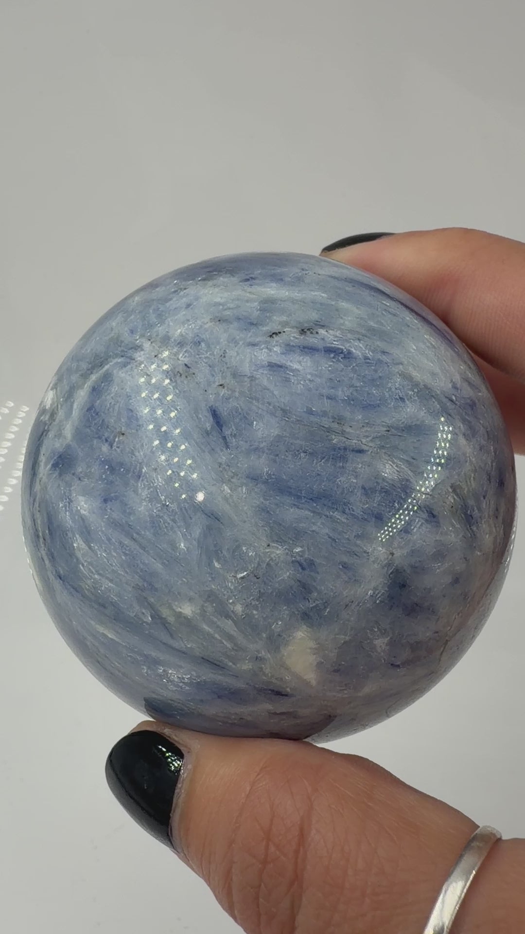 handpolierte Mineralien-Kugel in Blau mit charakteristischer Lamellenstruktur, Durchmesser 6,4 cm