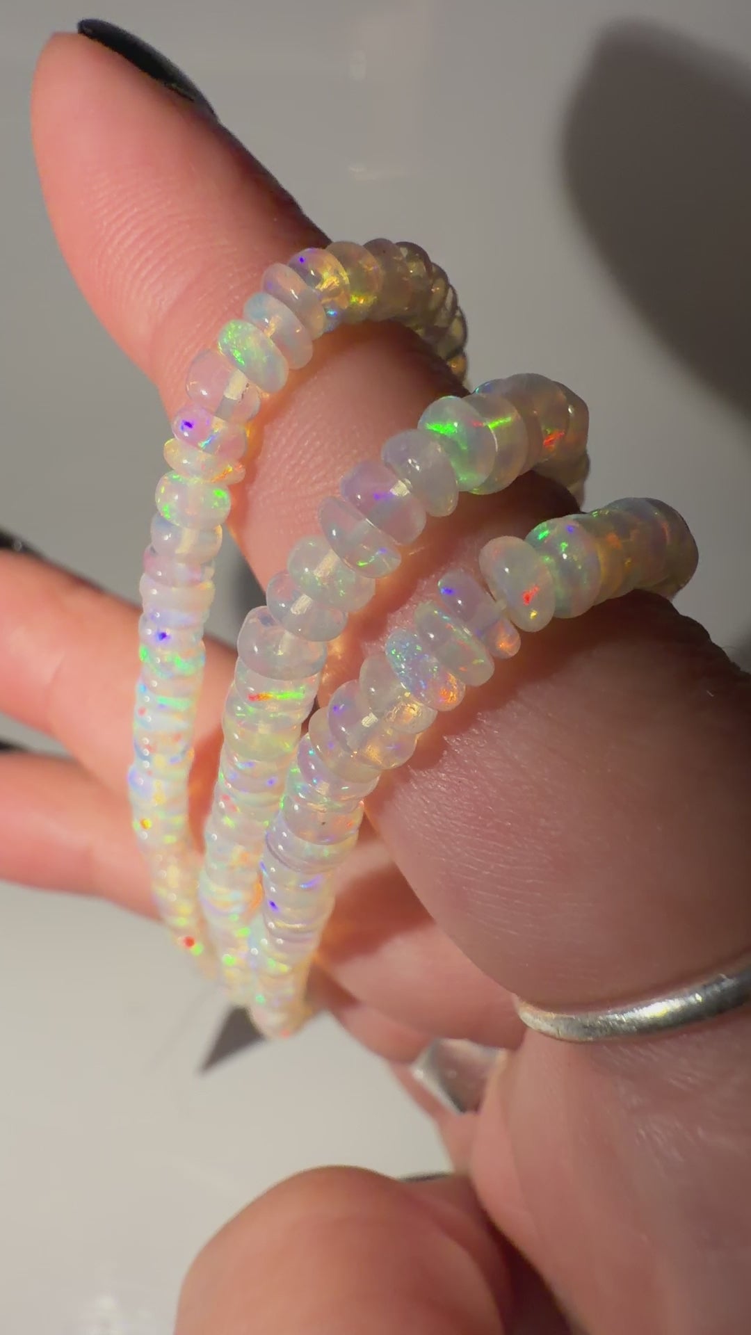 Opal Armband OA44 mit charakteristischem Opaleszieren – mineralogisches Unikat, Umfang 18 cm