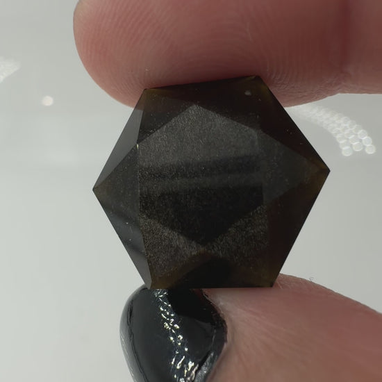 Handgeschliffener Goldobsidian-Feenstein in hexagonaler Form, ca. 2 cm, mit goldenem Schiller 