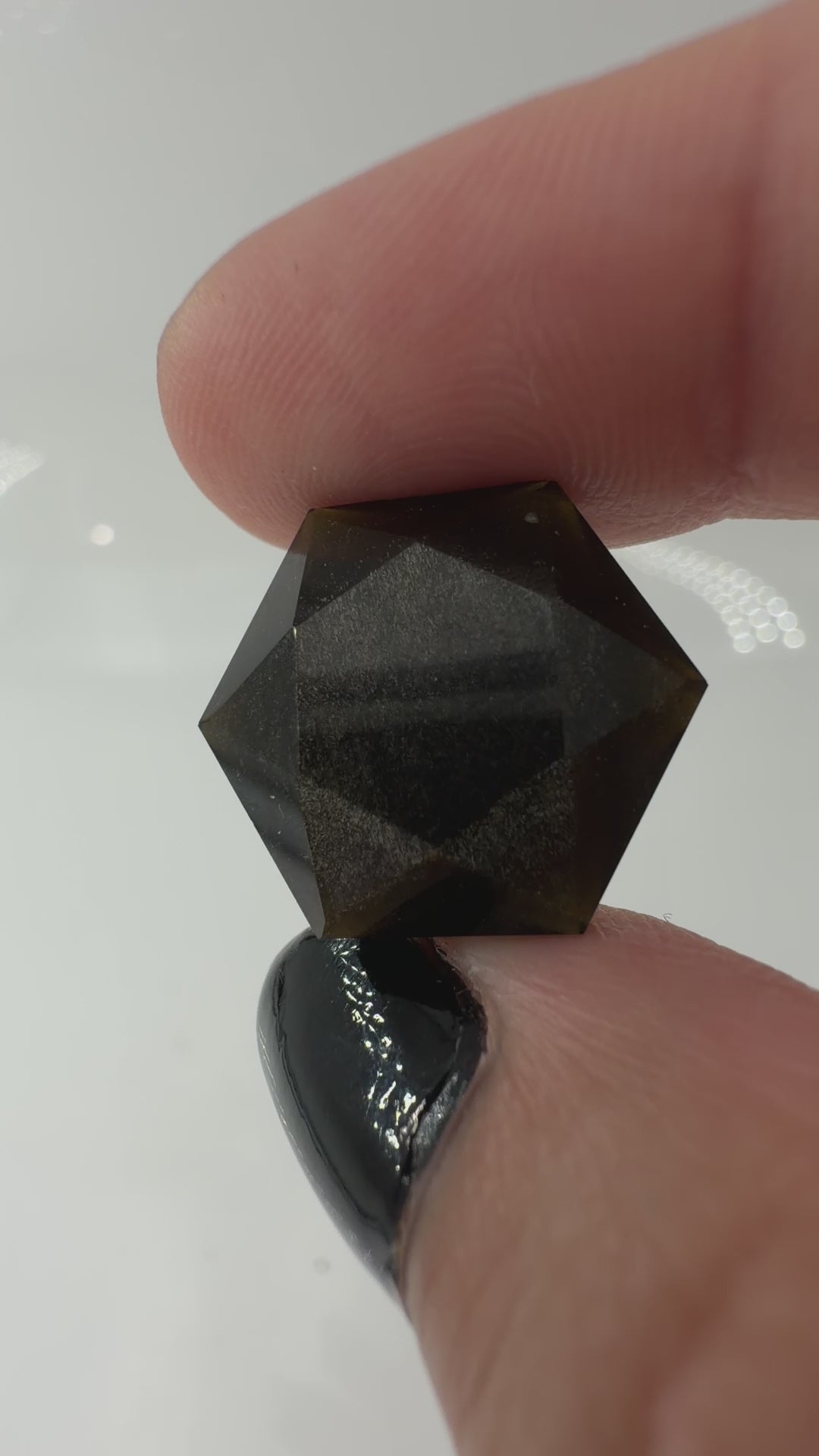 Handgeschliffener Goldobsidian-Feenstein in hexagonaler Form, ca. 2 cm, mit goldenem Schiller 