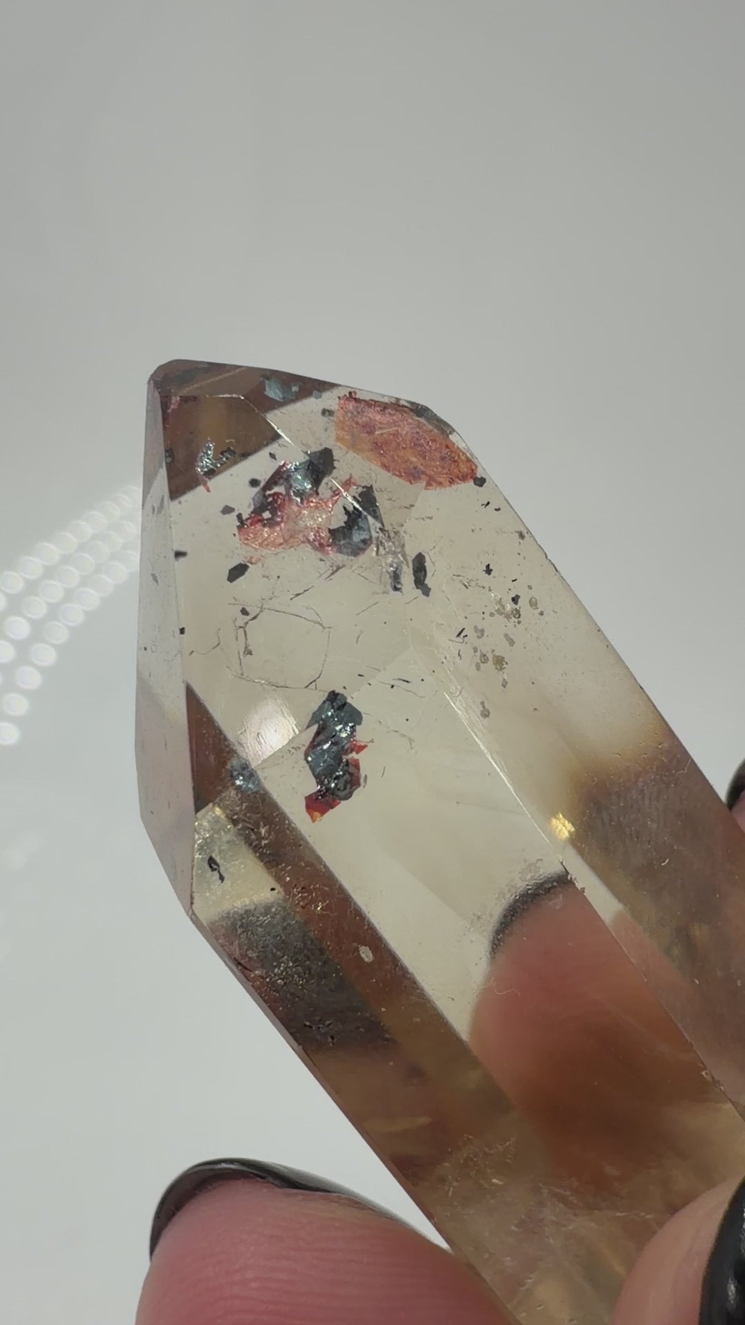 Citrin Spitze mit Hämatit-Plättchen QS14, 3,9 cm Höhe, goldgelber Citrin mit silbrig glänzenden Hämatit-Einschlüssen.