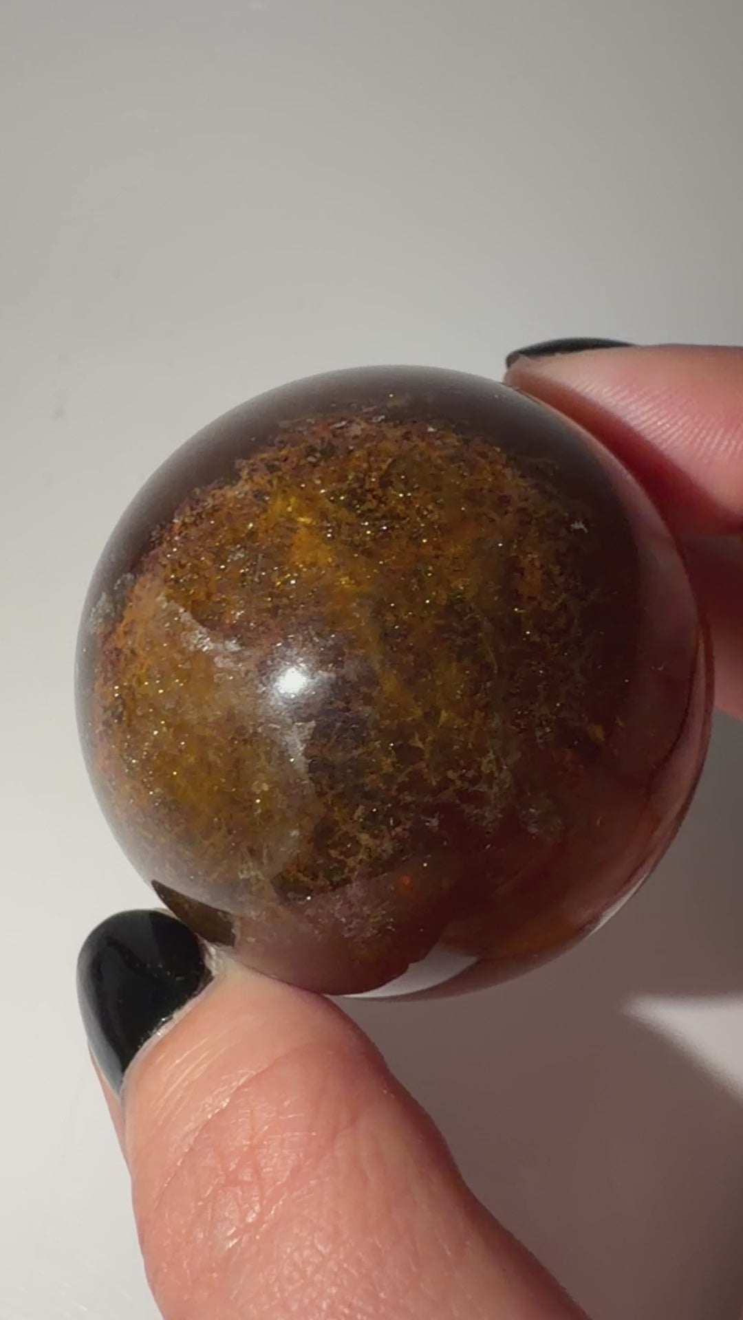Gelbe Fluoritkugel FP37 mit natürlichen Mustern und goldfarbenen Pyritakzenten, Durchmesser 4,9 cm