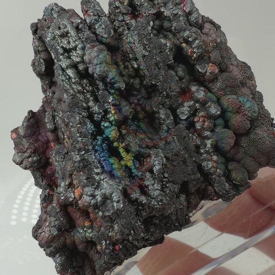 Nahaufnahme der irisierenden Oxidschichten auf Goethit GT58 – Farbenspiel von Gold bis Violett, Tharsis Spanien

