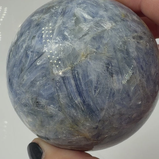 handpolierte Mineralien-Kugel in Blau mit charakteristischer Lamellenstruktur, Durchmesser 6,1 cm