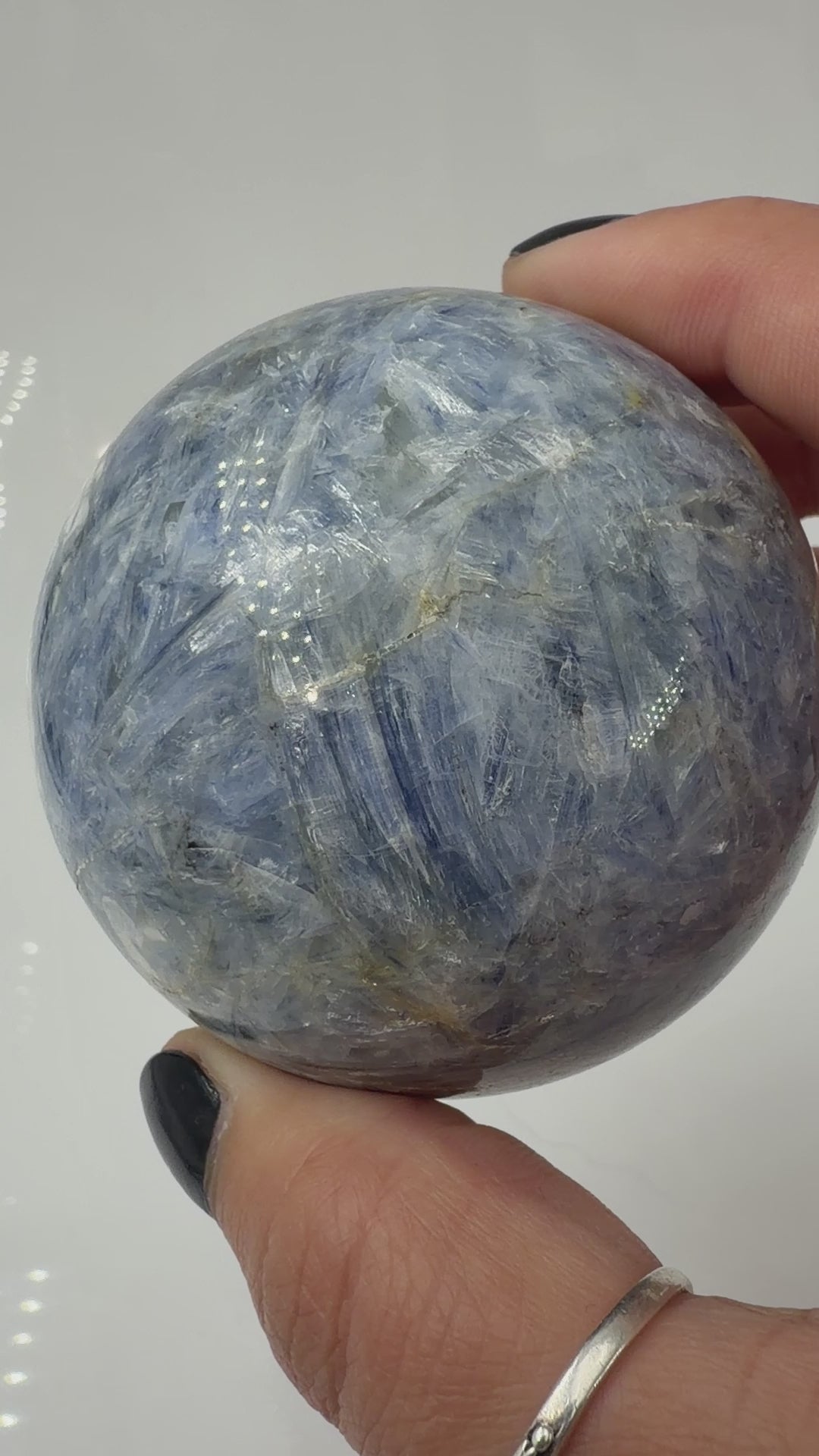handpolierte Mineralien-Kugel in Blau mit charakteristischer Lamellenstruktur, Durchmesser 6,1 cm