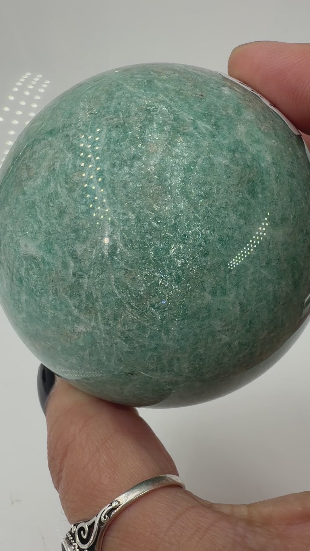 handpolierte Kugel in Blaugrün mit Quarzeinschlüssen und schwarzem Turmalin, Durchmesser 6,7 cm