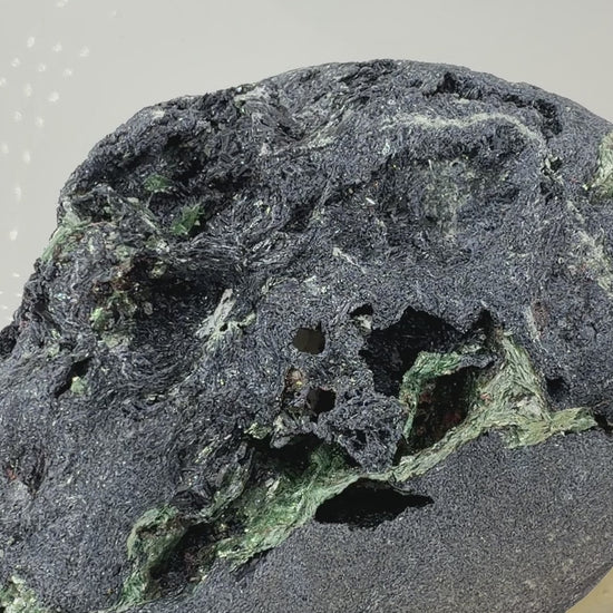 Aufnahme des Mineral-Cluster aus blauem Glaukophan und grünem Fuchsit, Fundort Pollone, Piemont, Italien.