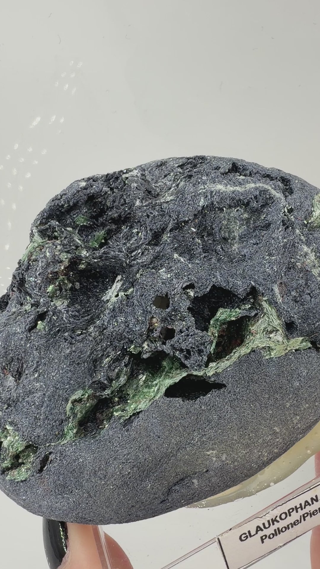 Aufnahme des Mineral-Cluster aus blauem Glaukophan und grünem Fuchsit, Fundort Pollone, Piemont, Italien.