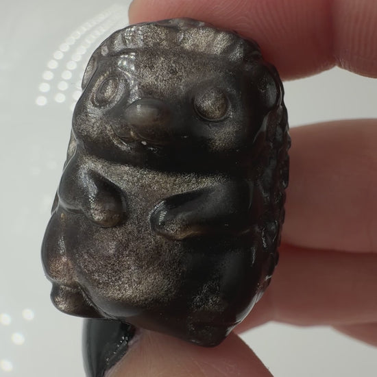 Handgeschliffener Igel aus Silberobsidian mit charakteristischem Silberglanz, ca. 2,9 × 2,3 cm – Carving aus vulkanischem Glas.


