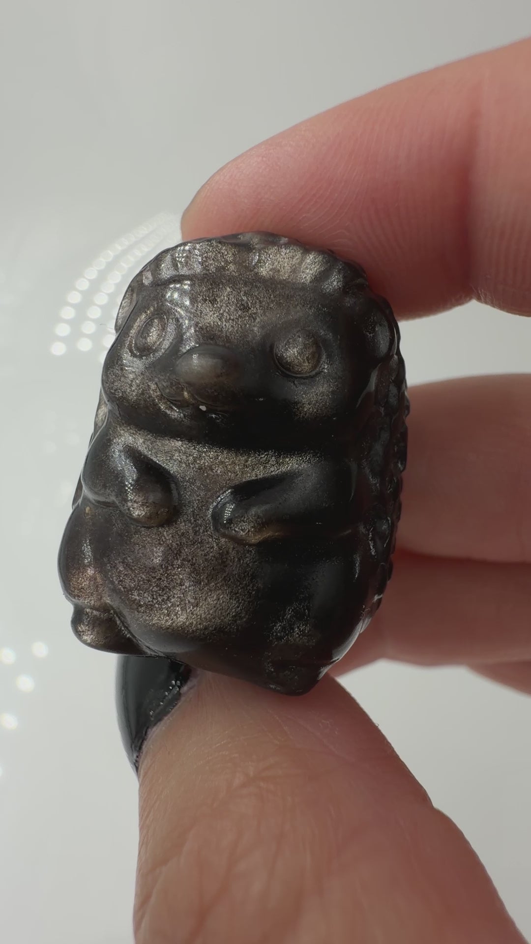 Handgeschliffener Igel aus Silberobsidian mit charakteristischem Silberglanz, ca. 2,9 × 2,3 cm – Carving aus vulkanischem Glas.

